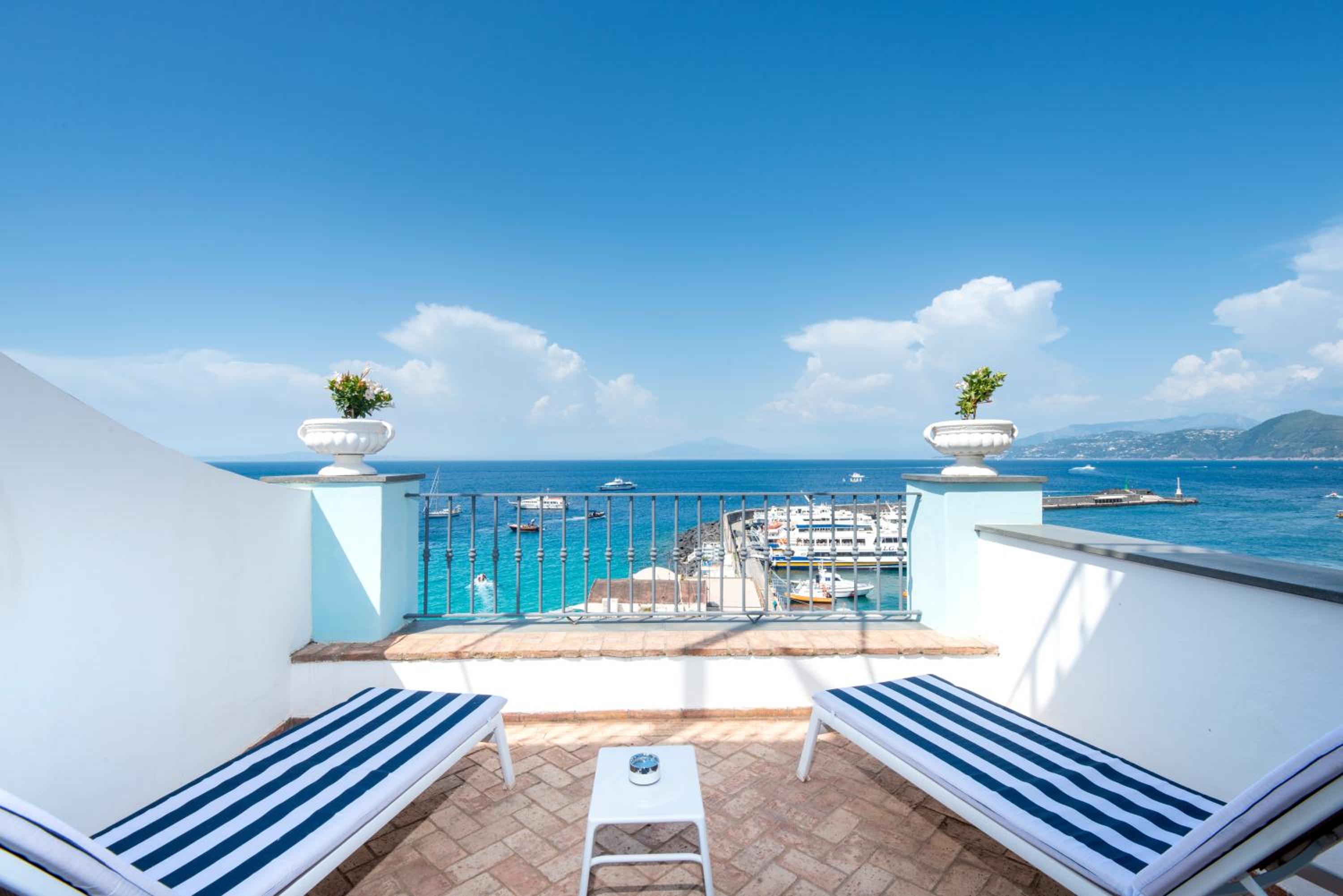 Deluxe Double Room with Sea View - Photo 16