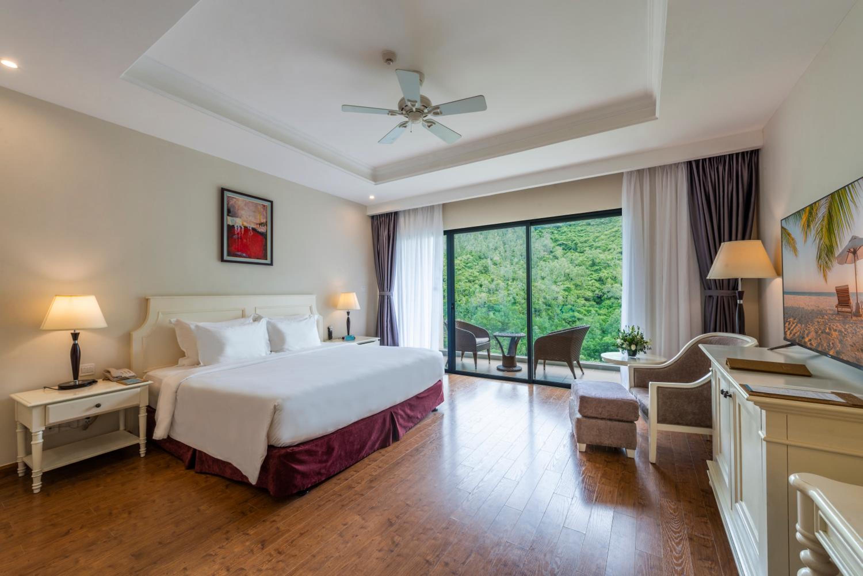 Deluxe King Bed - VinWonders Park Access