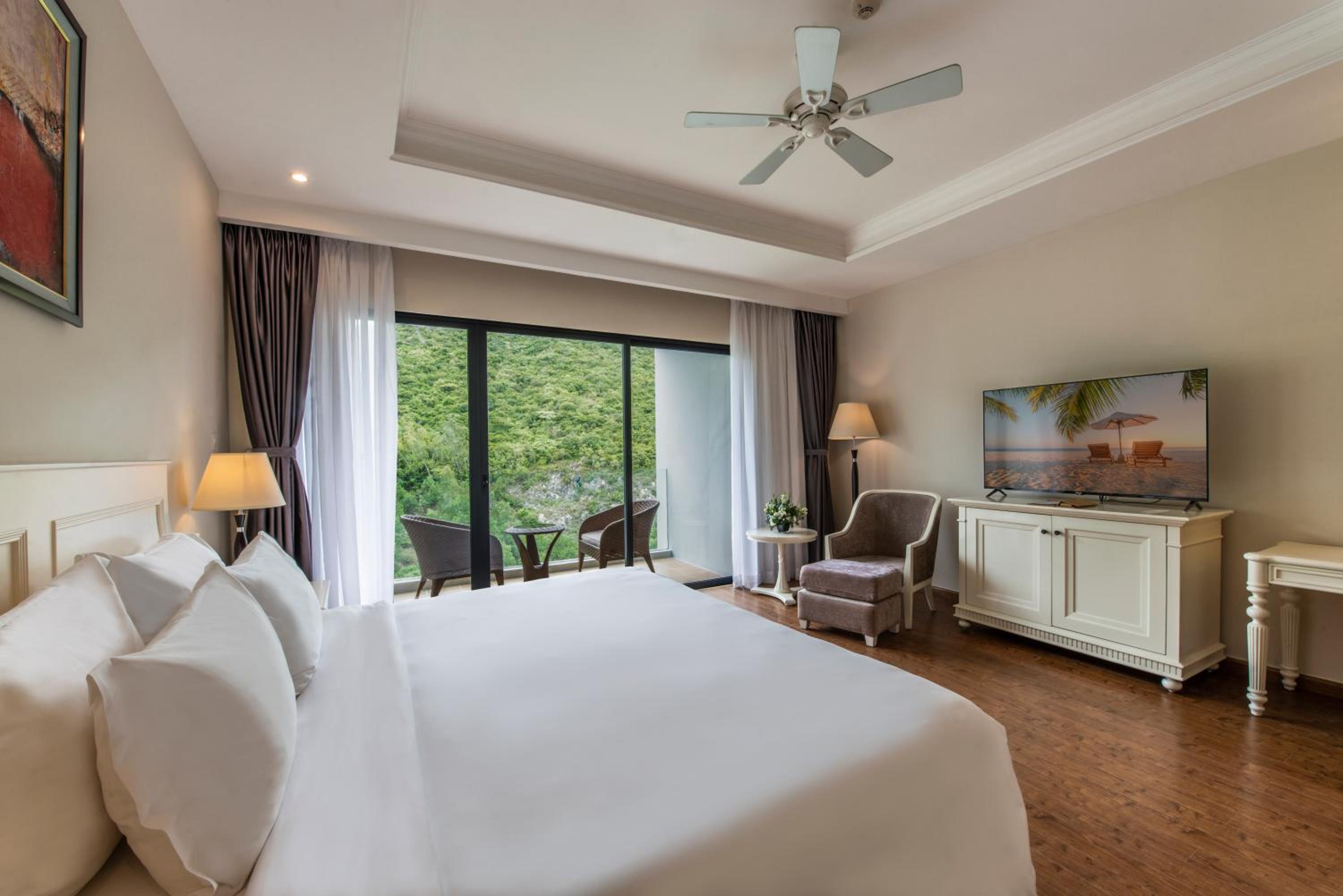 Deluxe King Bed - VinWonders Park Access photo 2