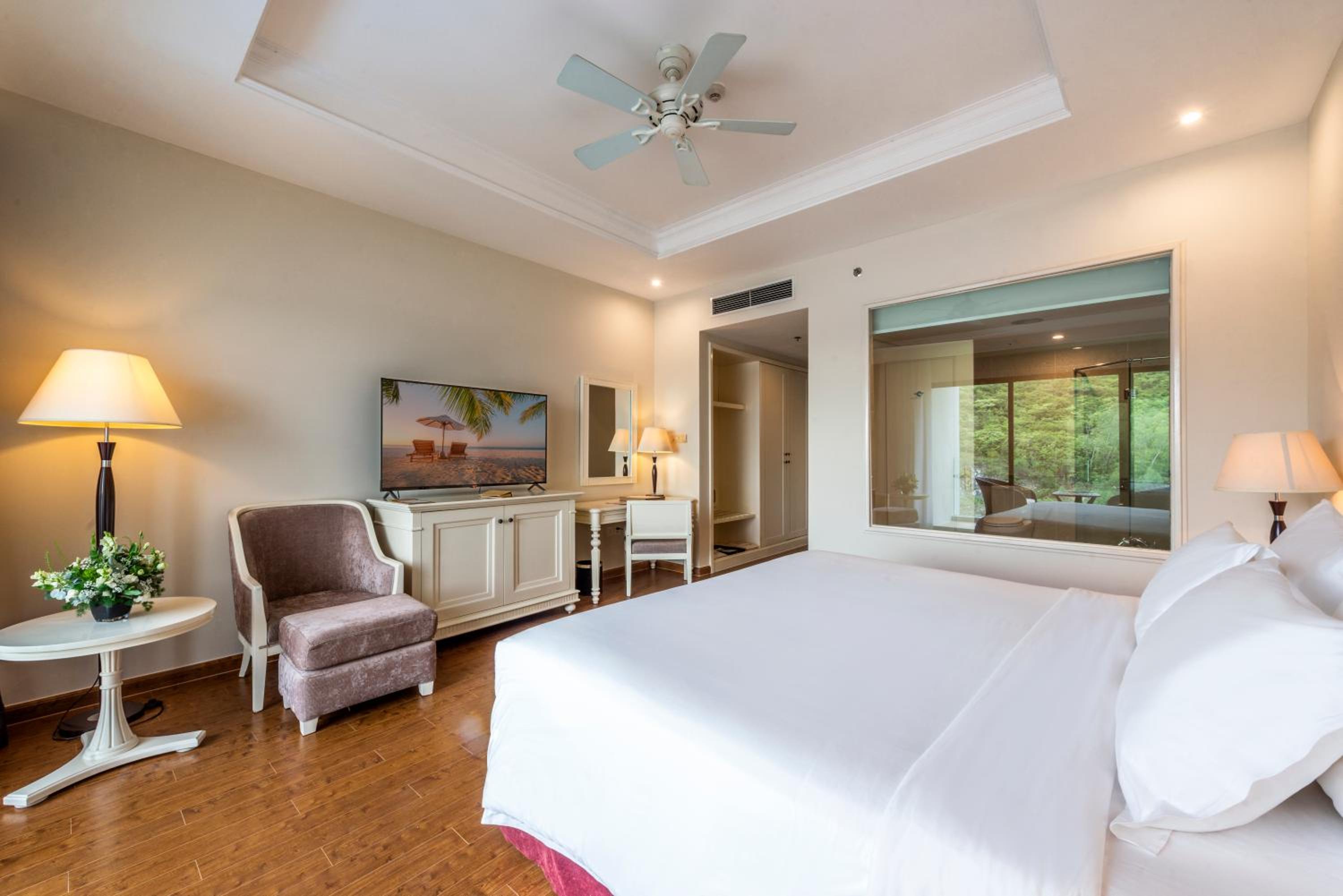 Deluxe King Bed - VinWonders Park Access photo 3