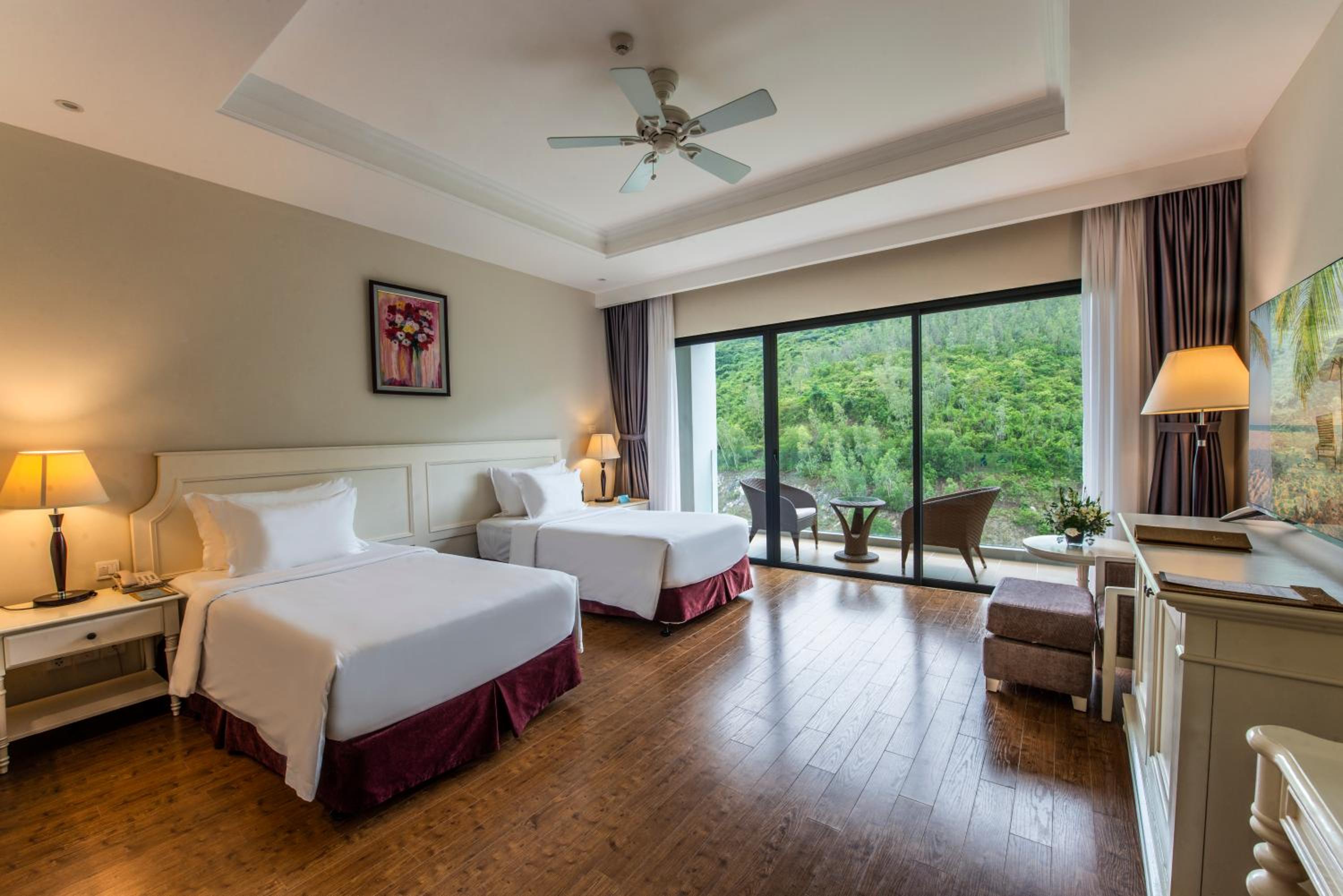 Deluxe Twin- Breakfast + Free Jjimjilbang access