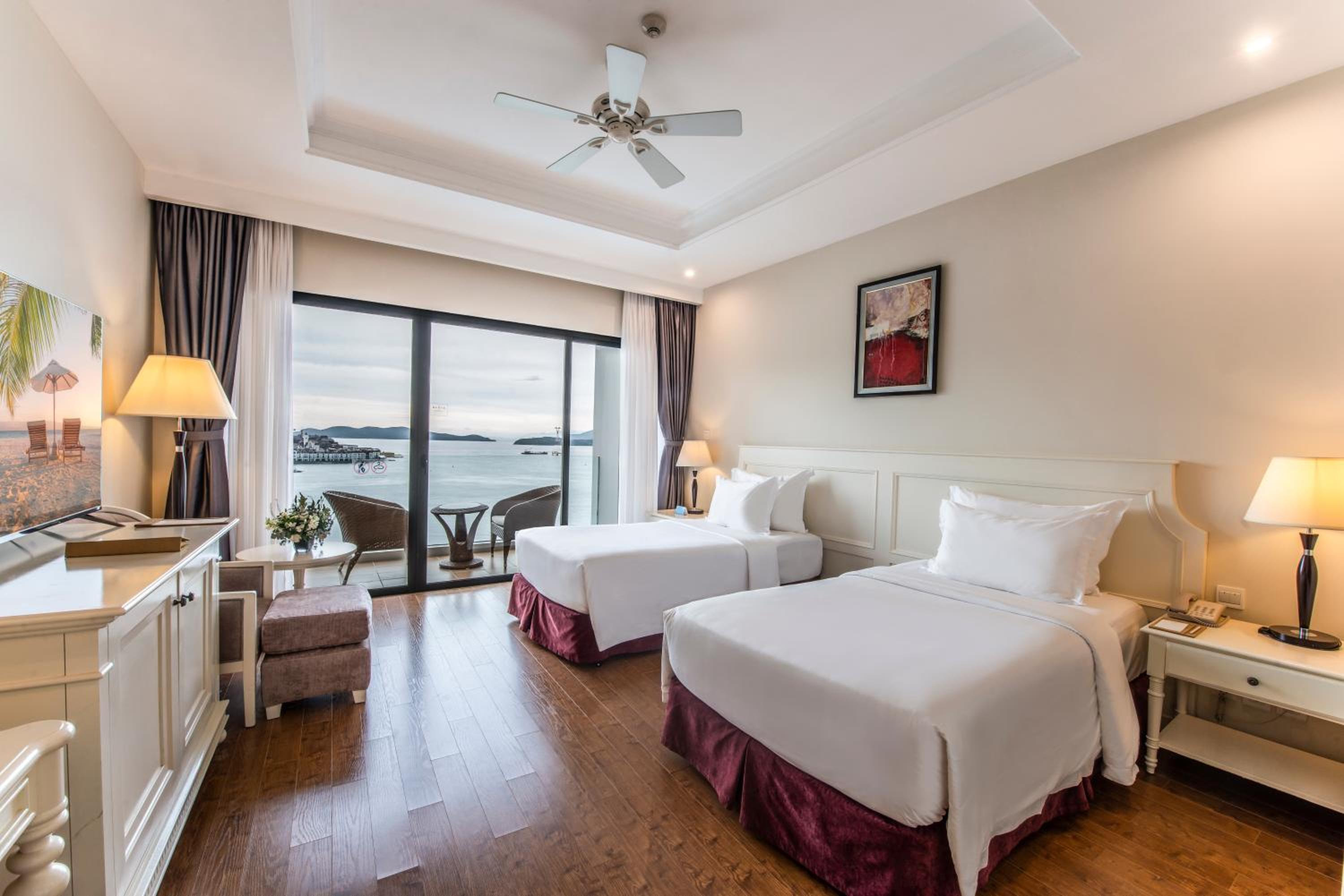 Deluxe Ocean View Twin Bed - VinWonders Park Access