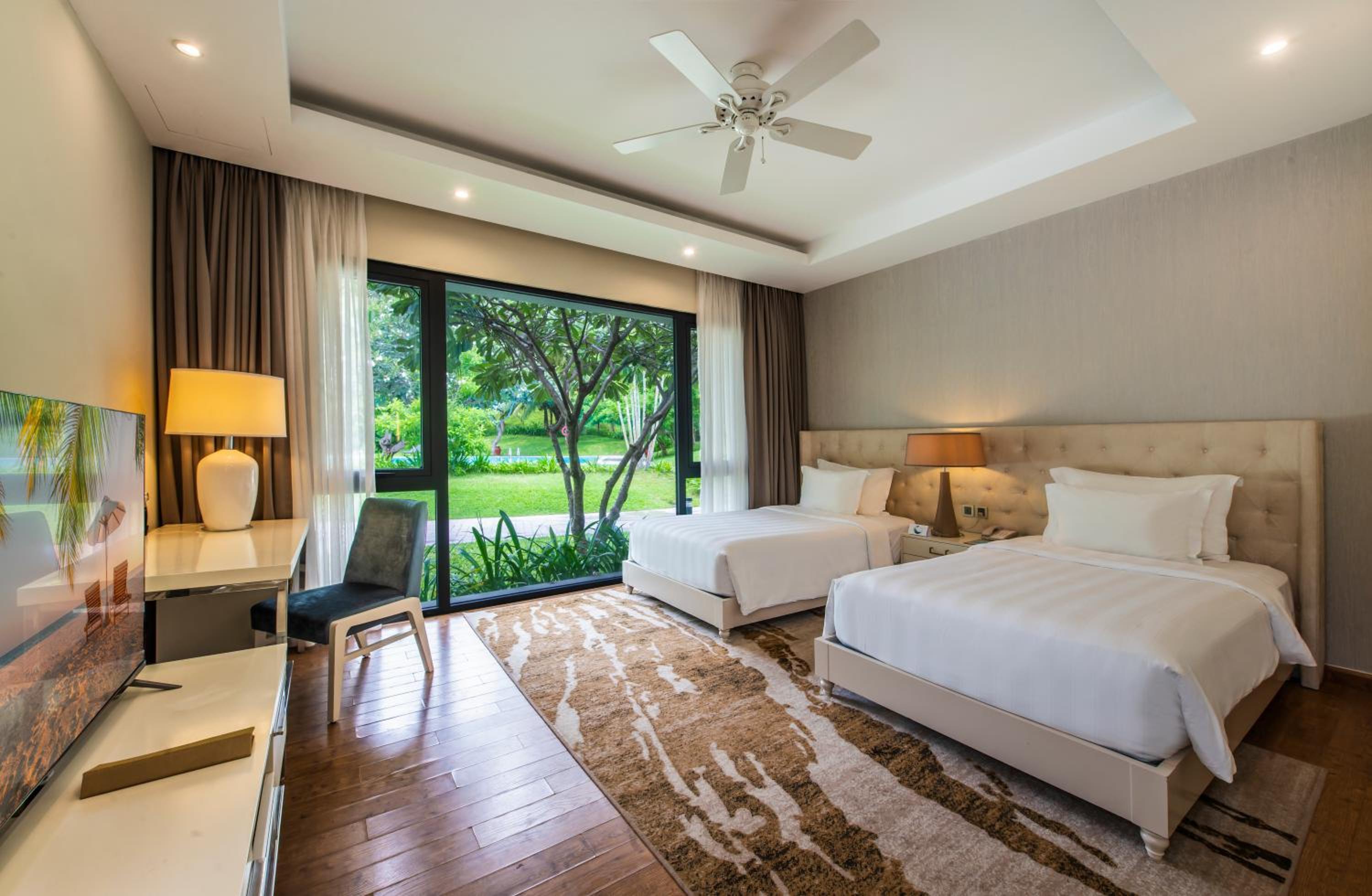 Three Bedroom Villa Beach Front View - Private Pool - VinWonders Park Access