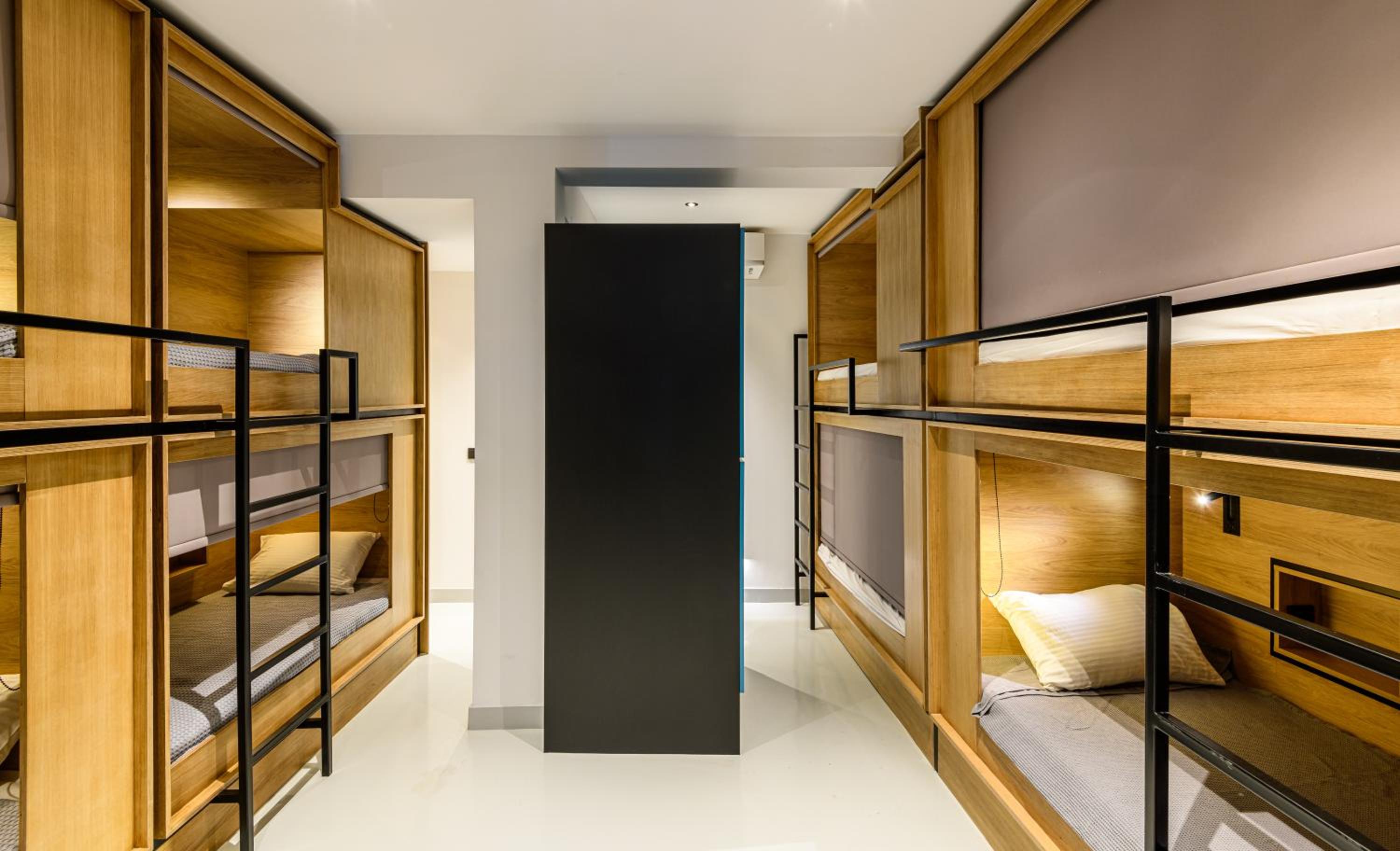 Single Bed in 8-Bed Mixed Dormitory Room with Balcony photo 1