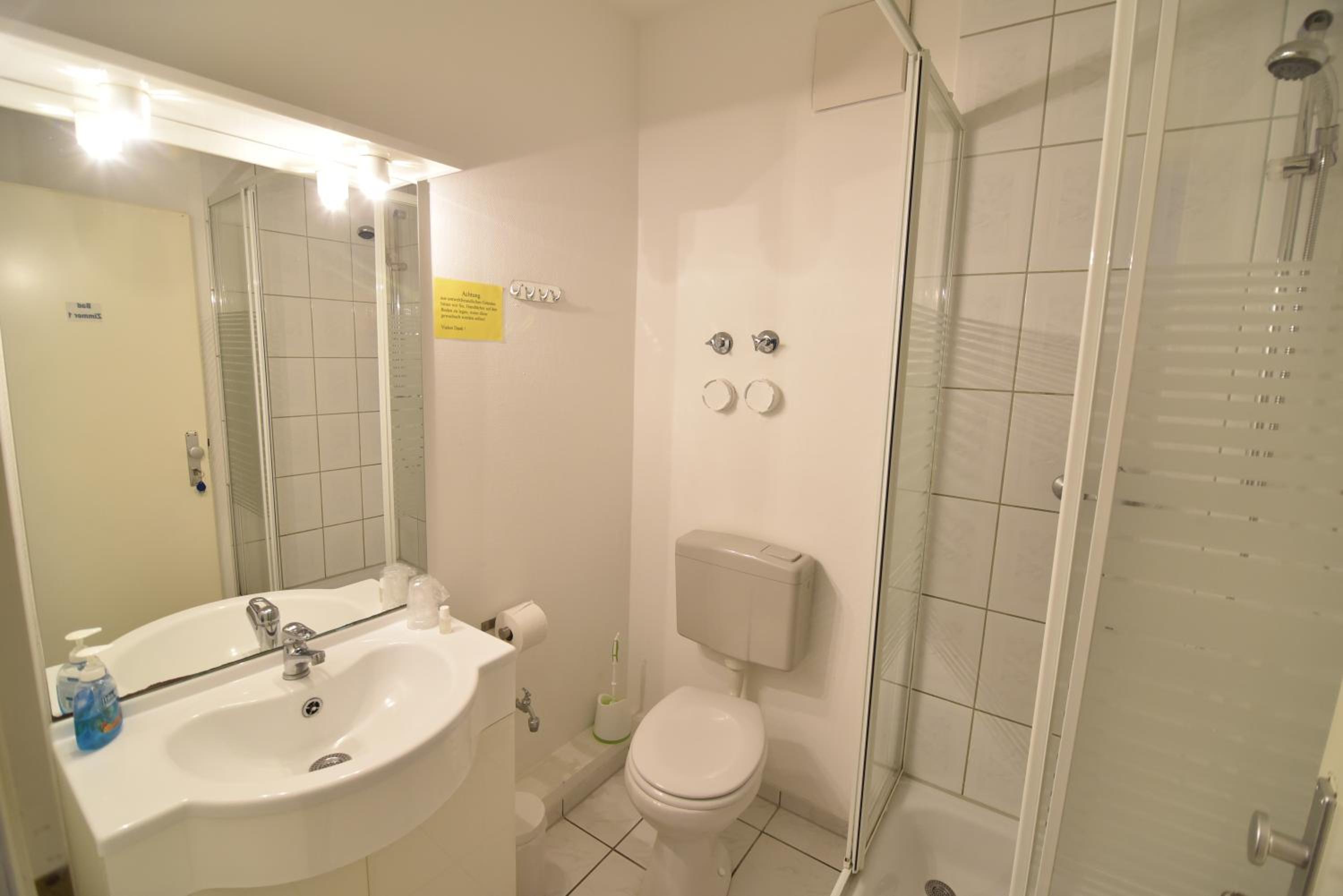 Double or Twin Room with Private External Bathroom - Photo 3