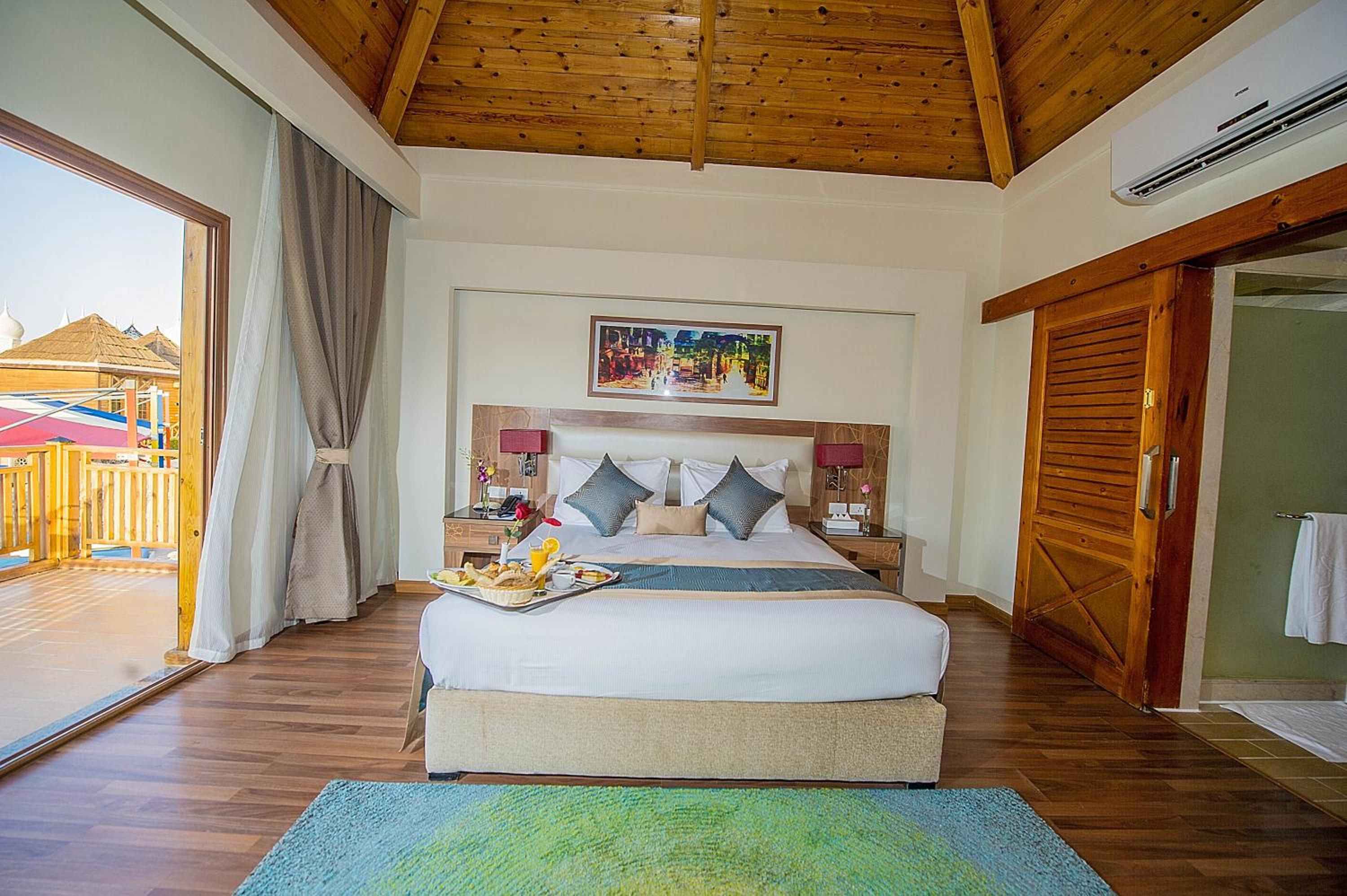Jacuzzi Bungalow thumbnail 5