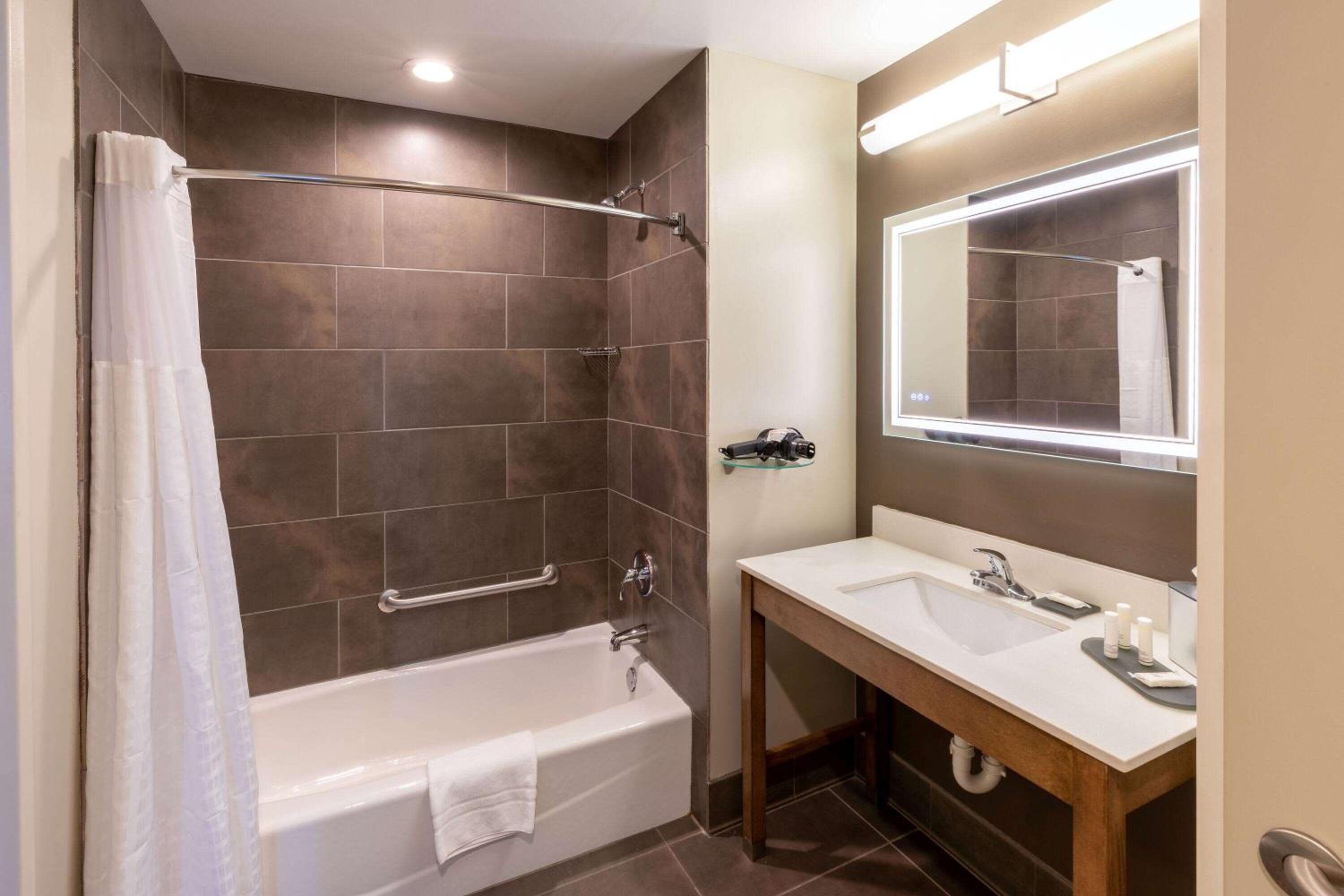 Studio Suite with Two Queen Beds and Bath Tub - Mobility Accessible/Non-Smoking photo 3