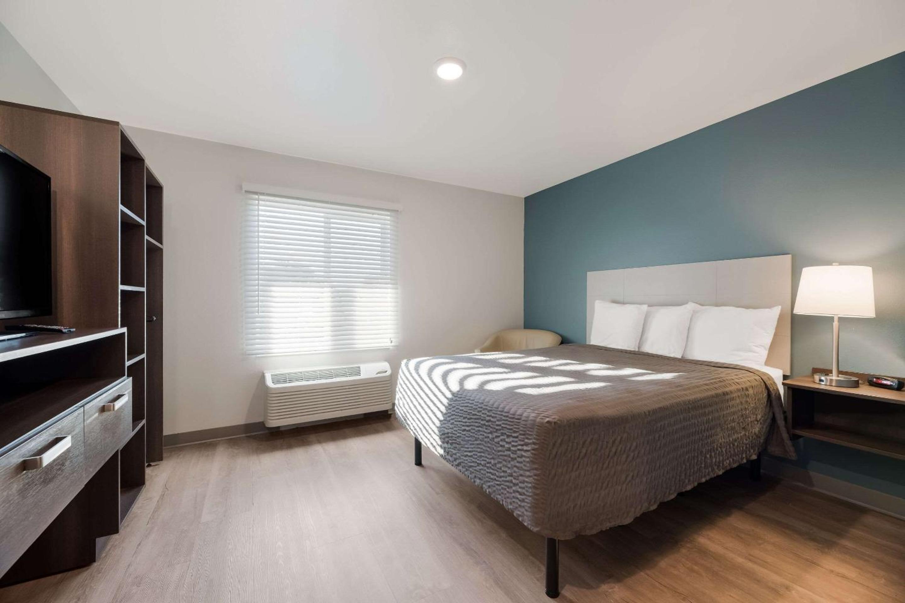 Standard King Room with Sofa Bed - Non-Smoking - Photo 1