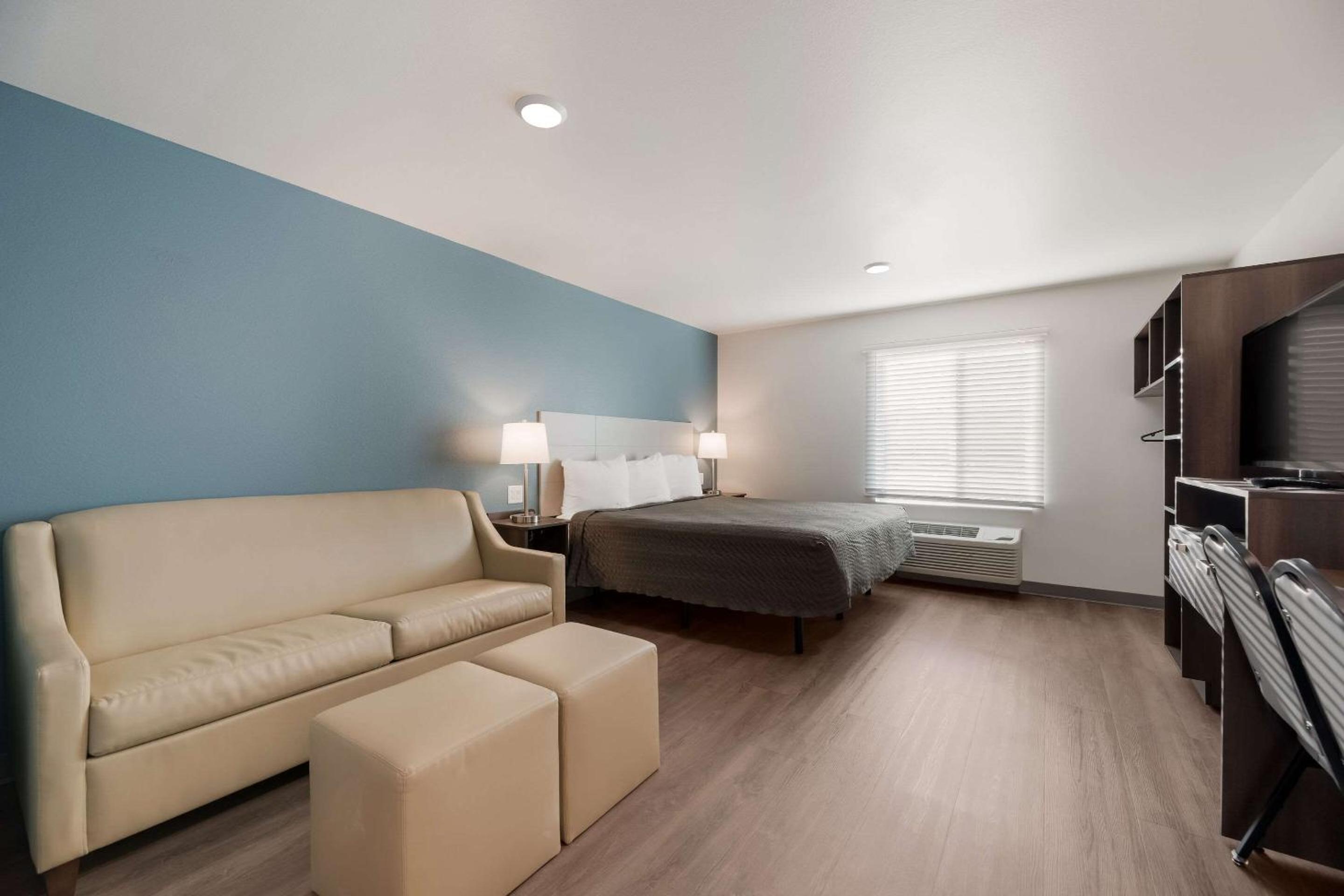 Standard King Room with Sofa Bed - Non-Smoking - Photo 2