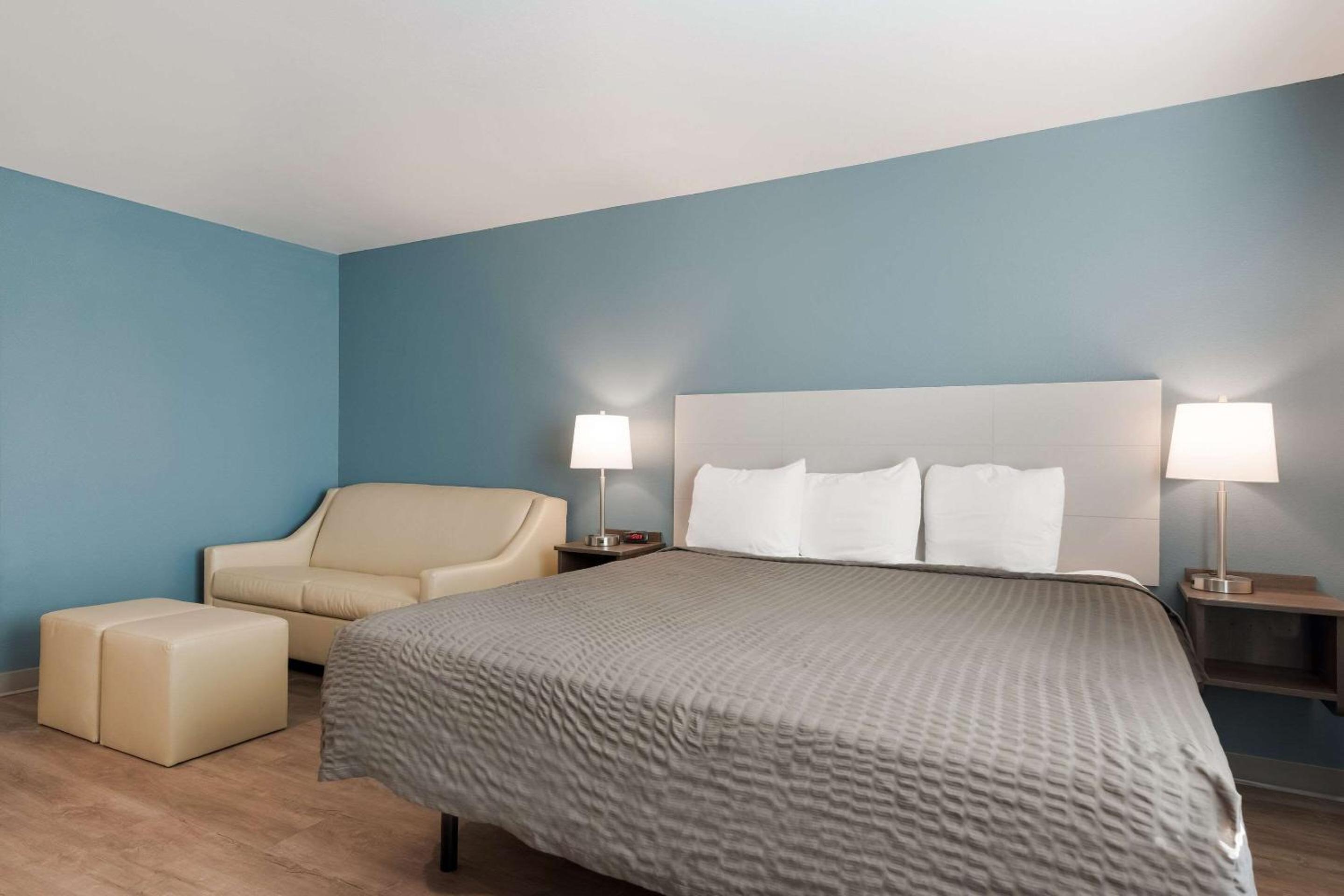 Standard King Room with Sofa Bed - Non-Smoking - Photo 4