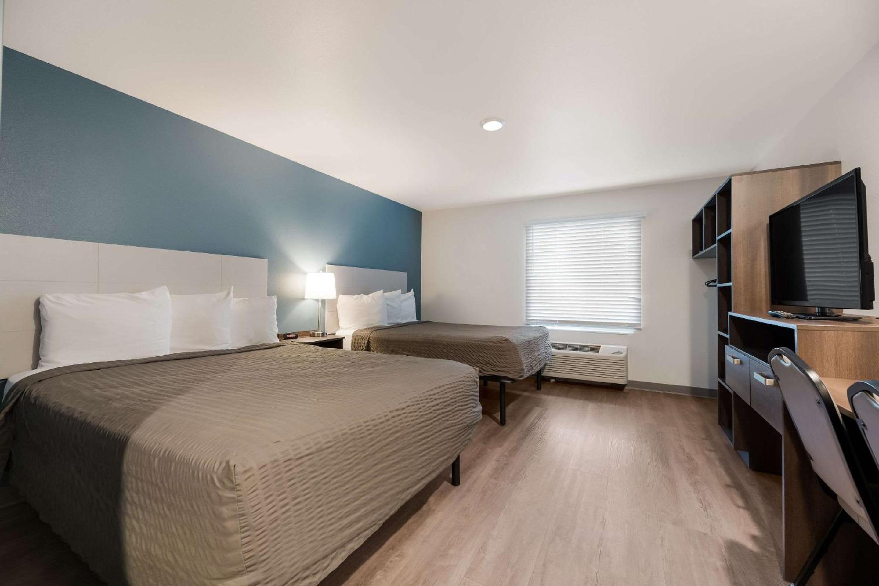 Standard Queen Room with Two Queen Beds - Non-Smoking - Photo 3