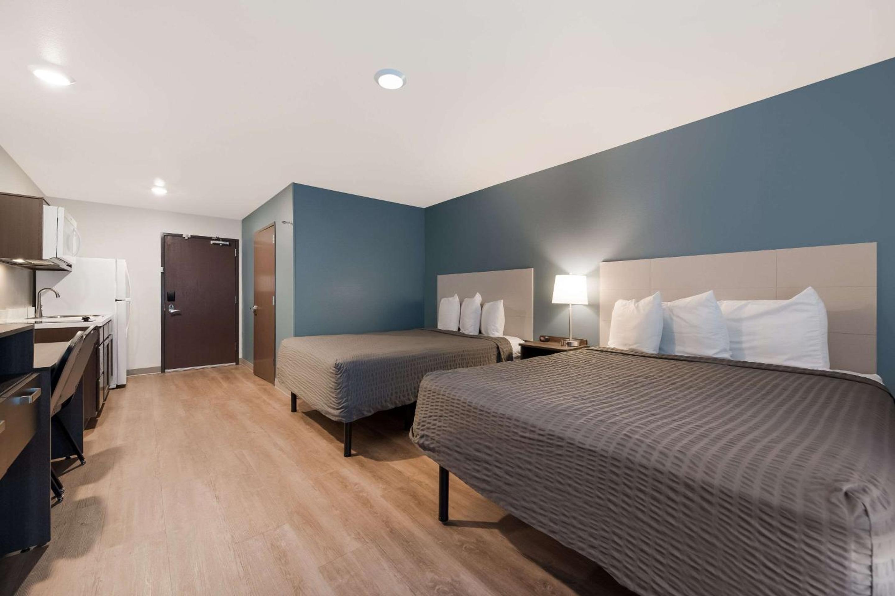 Standard Queen Room with Two Queen Beds - Non-Smoking - Photo 2