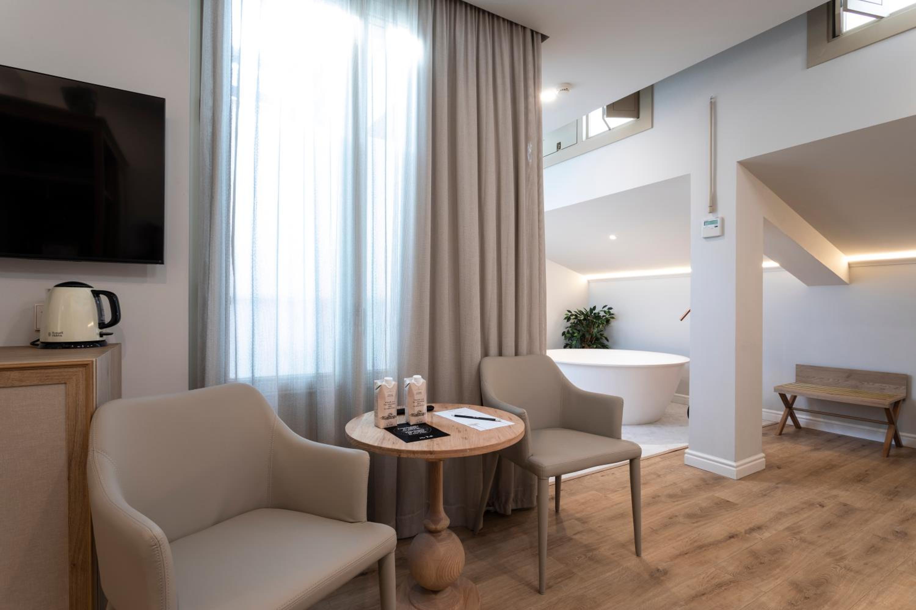 Junior Suite with Bathtub photo 2