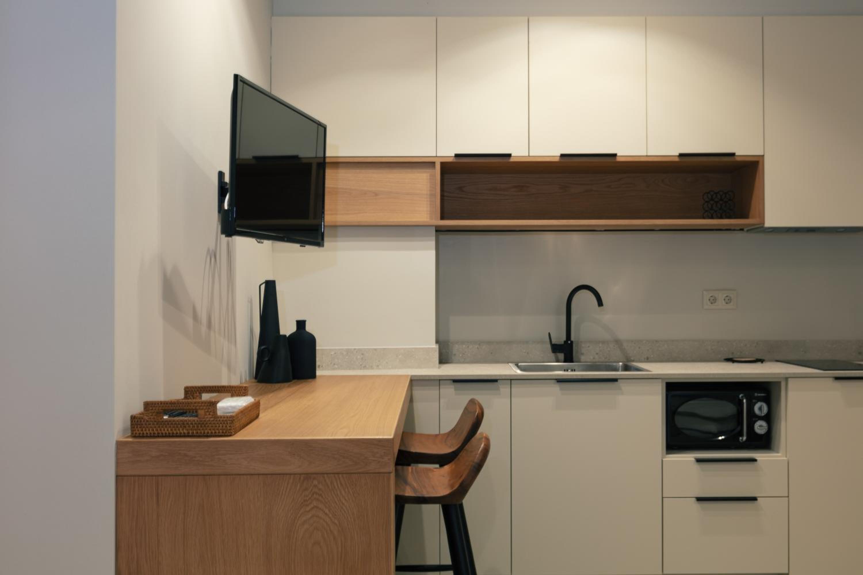 Suite - Photo 7
