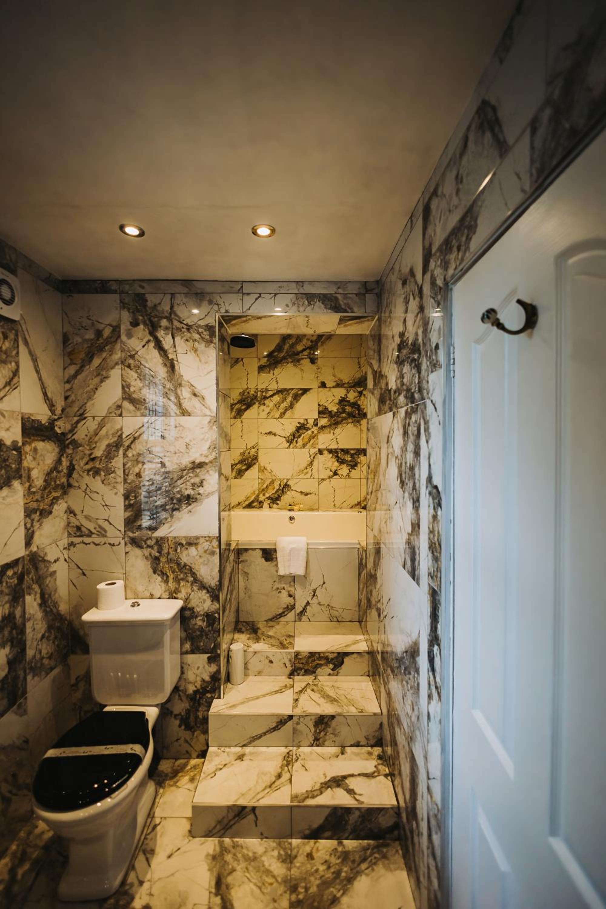 Superior King Suite (No pets allowed) - Photo 7