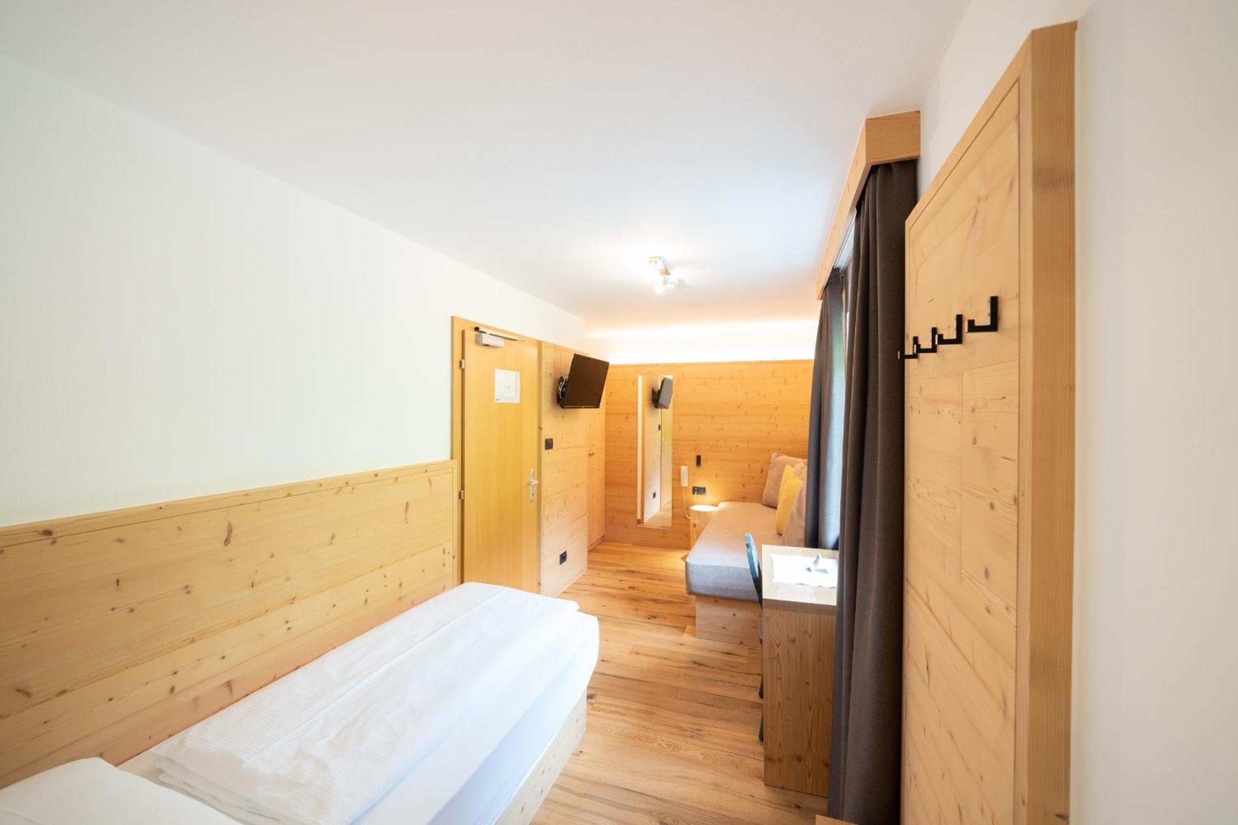 Budget Twin Room photo 2
