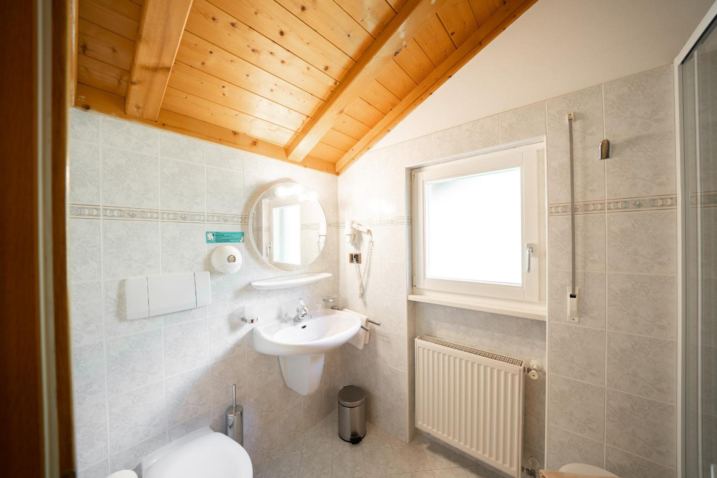 Single Room with Bathroom photo 2