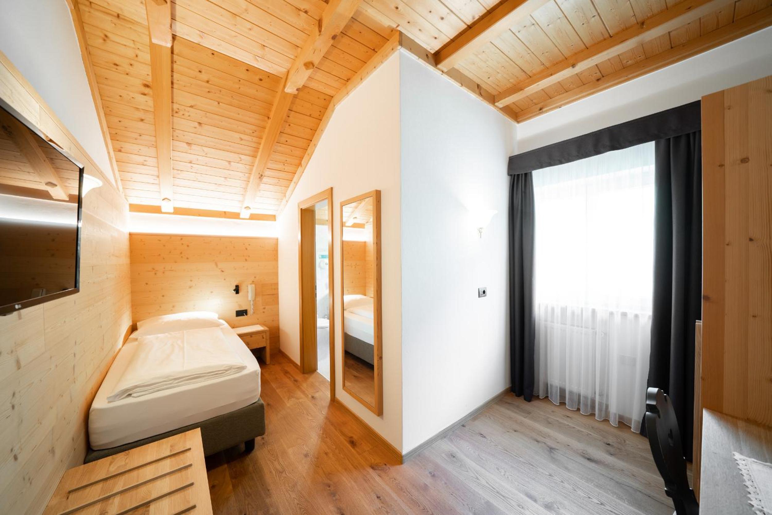 Single Room with Bathroom photo 1