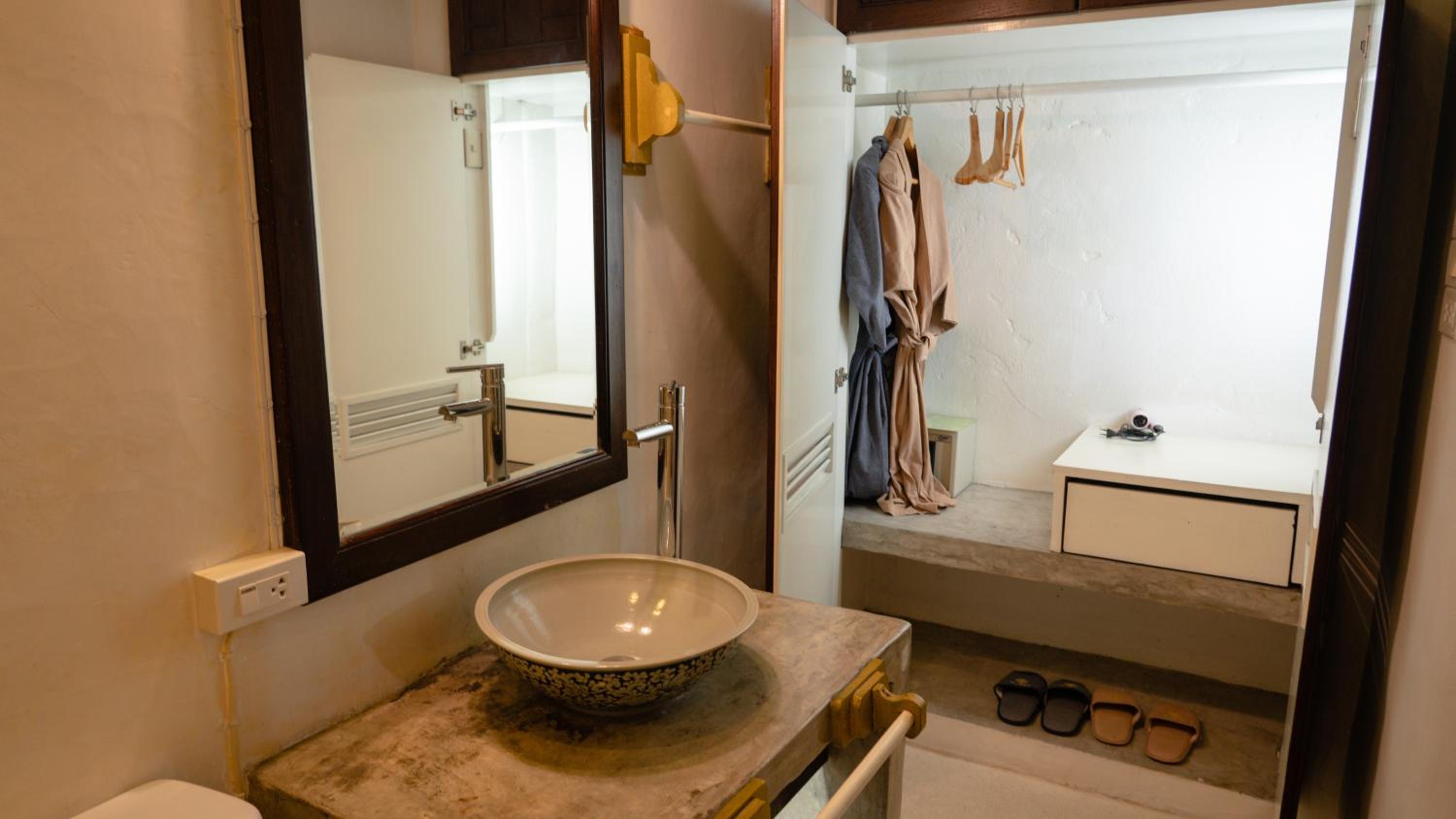 Deluxe Double Room - Photo 13