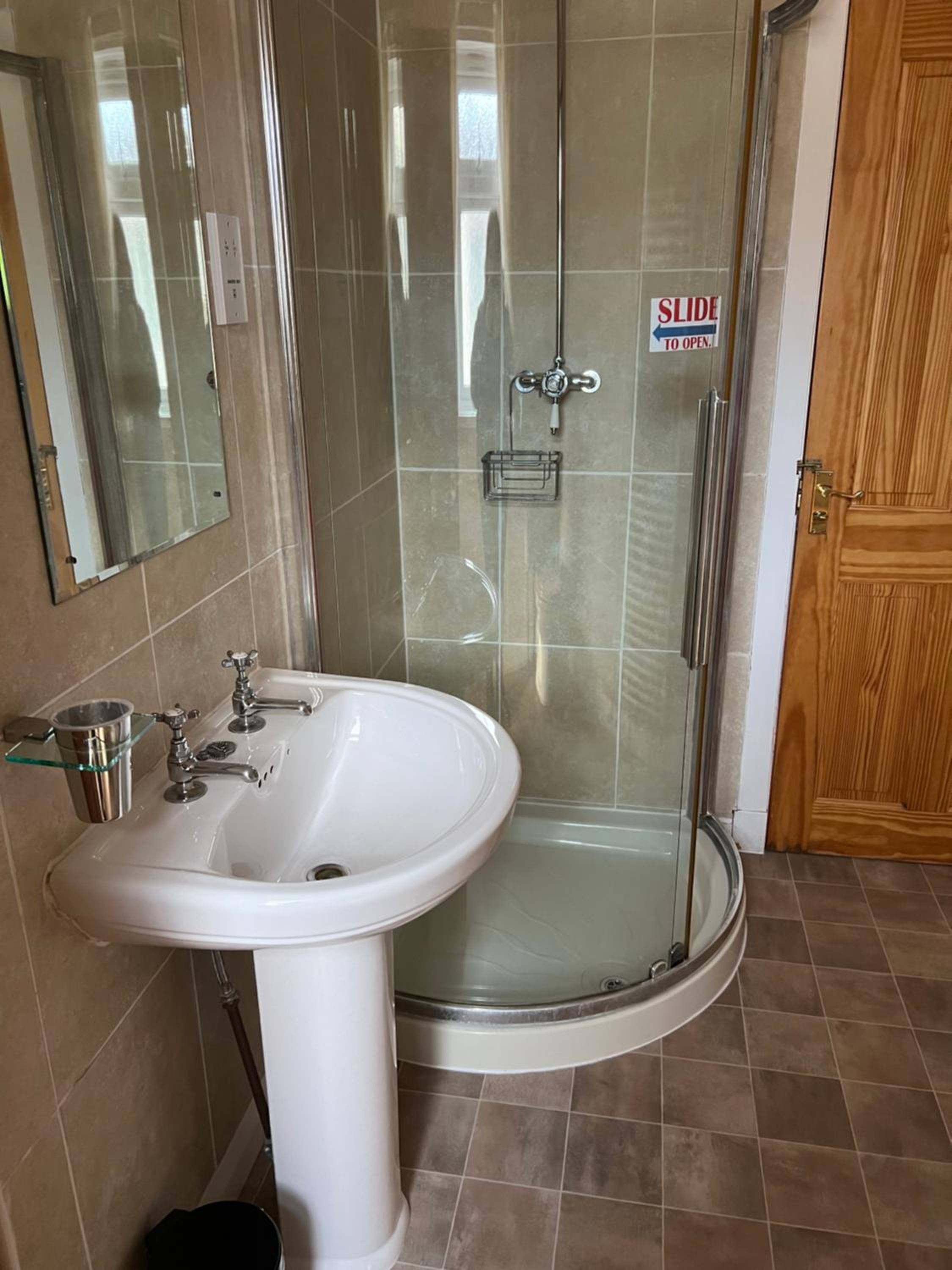Double Room - Photo 7