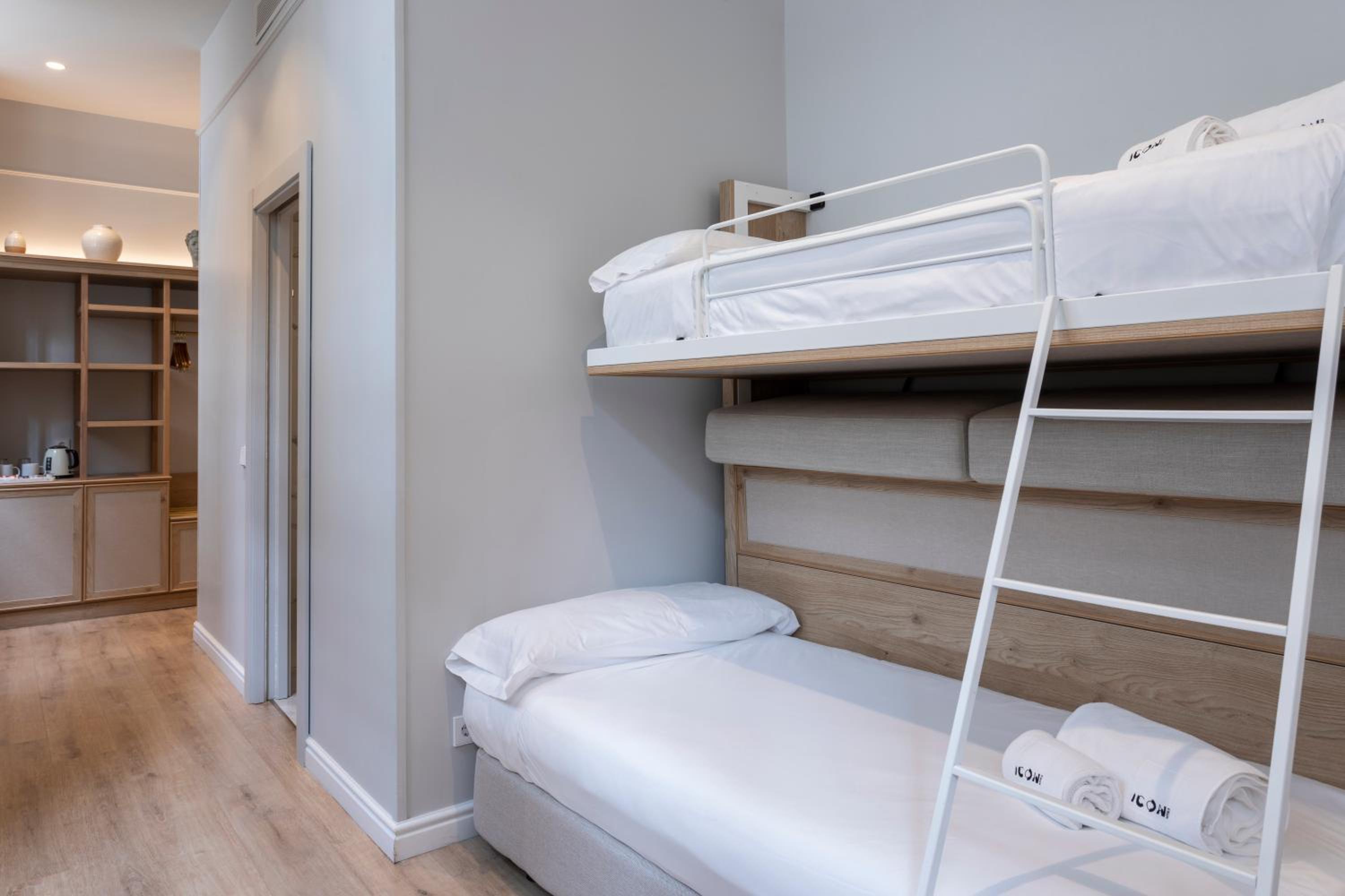 Quadruple Room - Photo 13