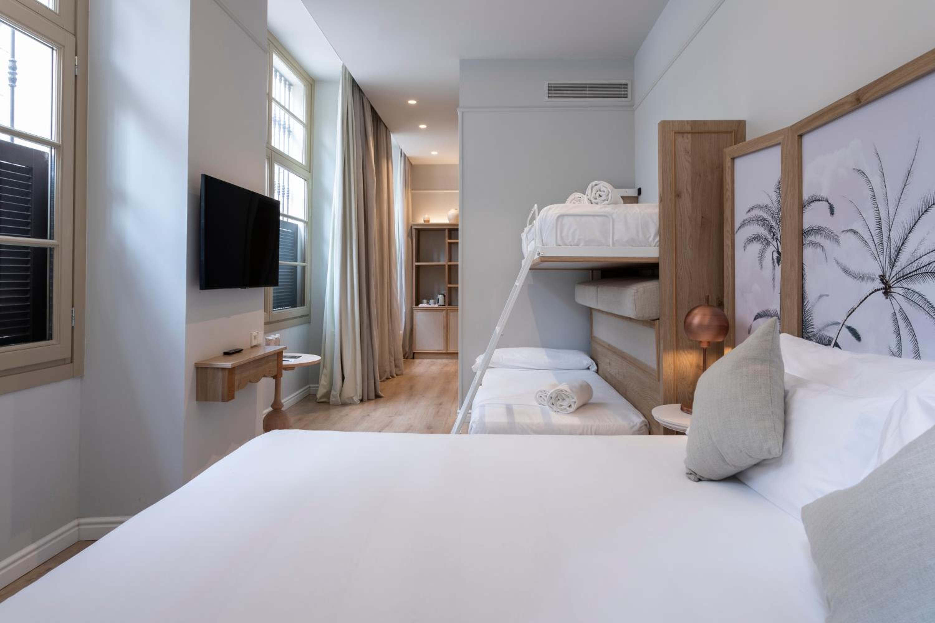 Quadruple Room - Photo 12