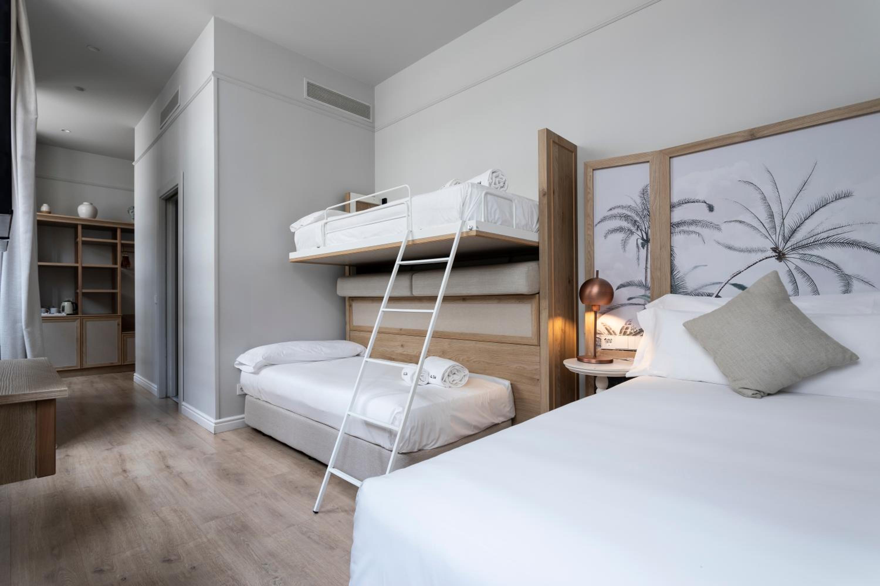 Quadruple Room - Photo 16