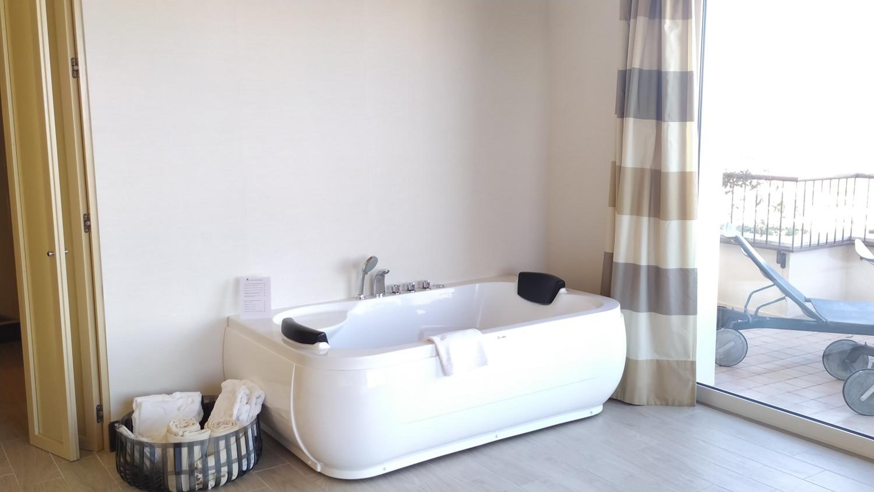 Suite with Hot Tub - Photo 3