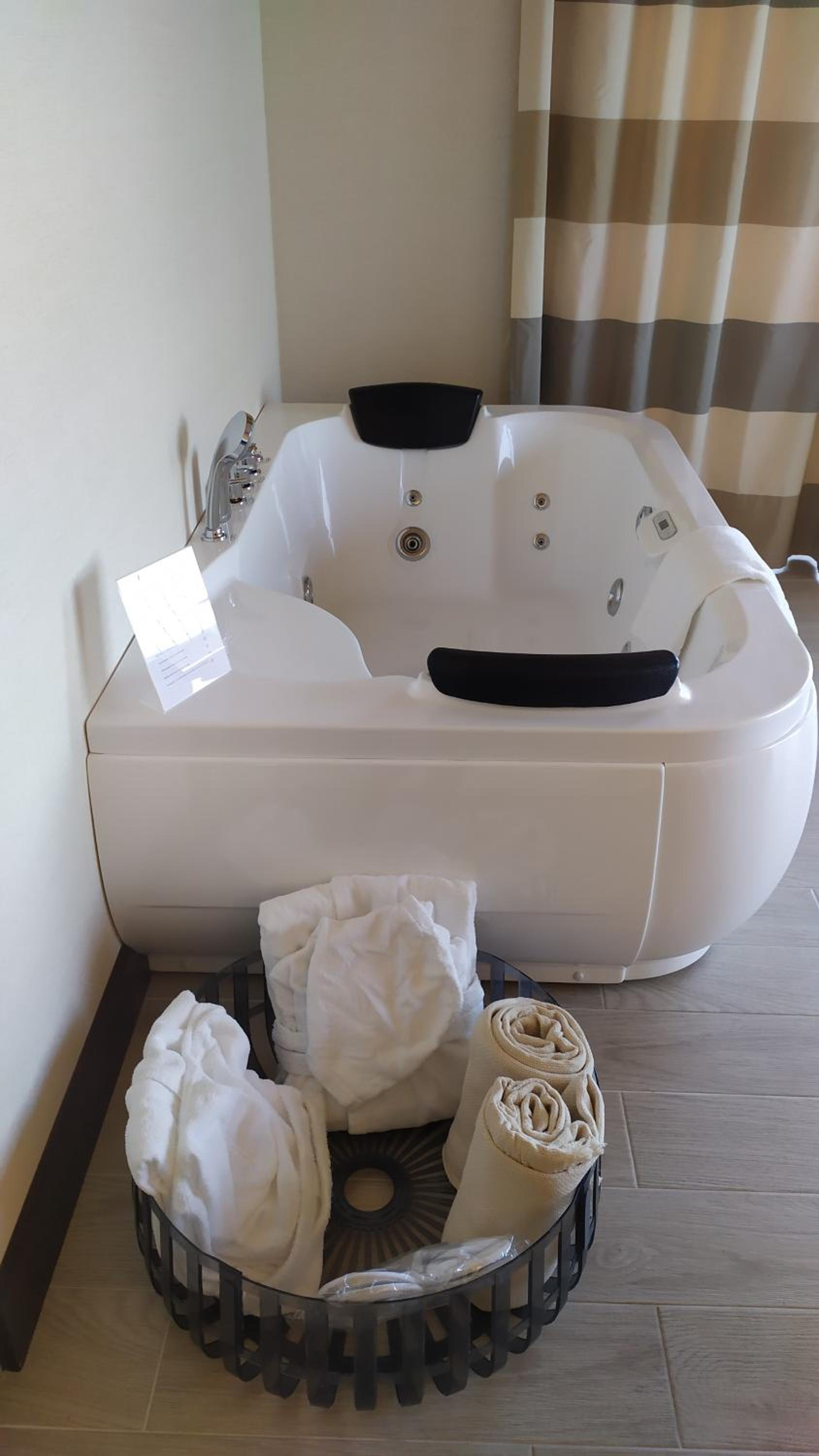 Suite with Hot Tub - Photo 2