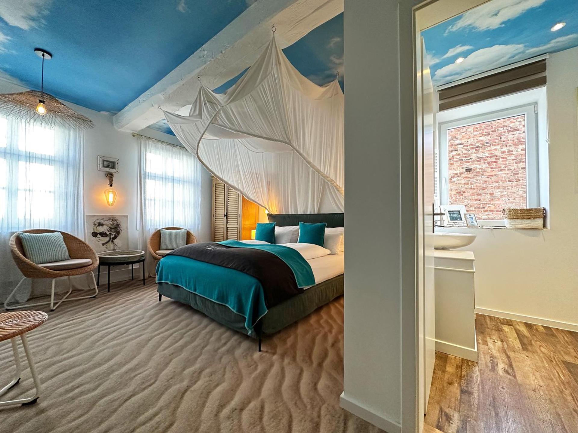 Deluxe Double Room with Shower - Photo 8