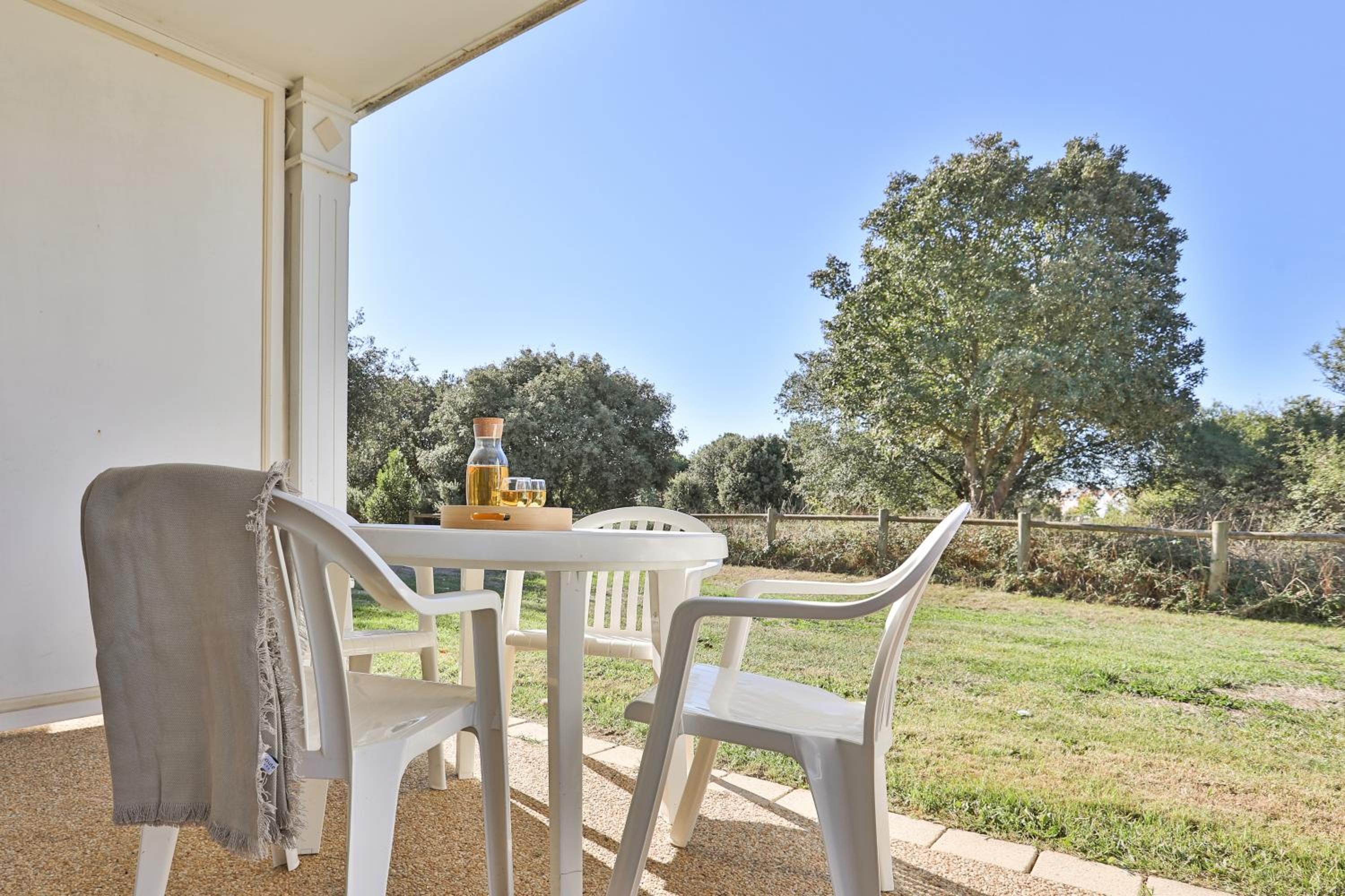 Standard Studio with sleeping Alcove and Terrace (4 People) - Domaine du Moulin photo 3