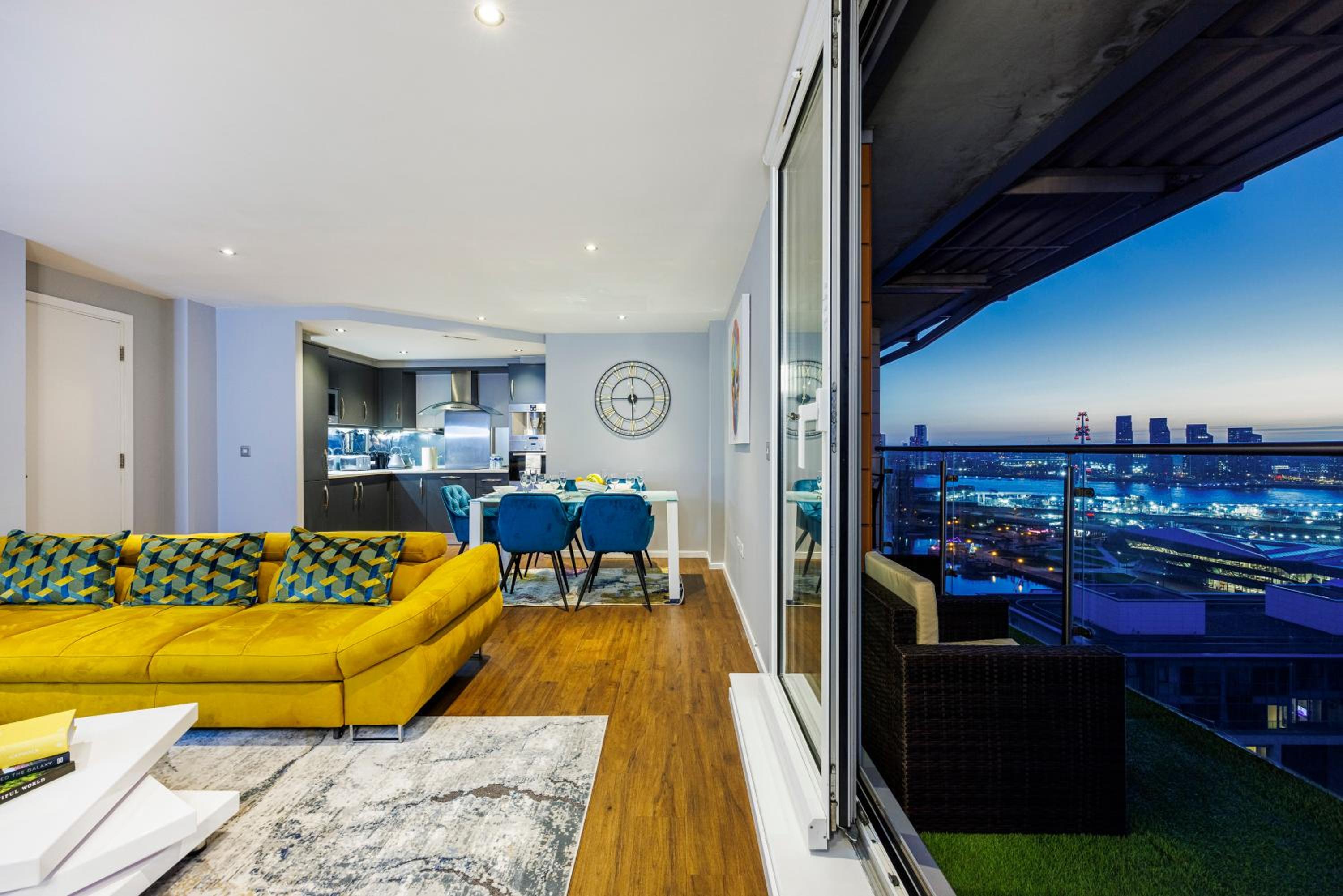 Apartment with Balcony photo 2