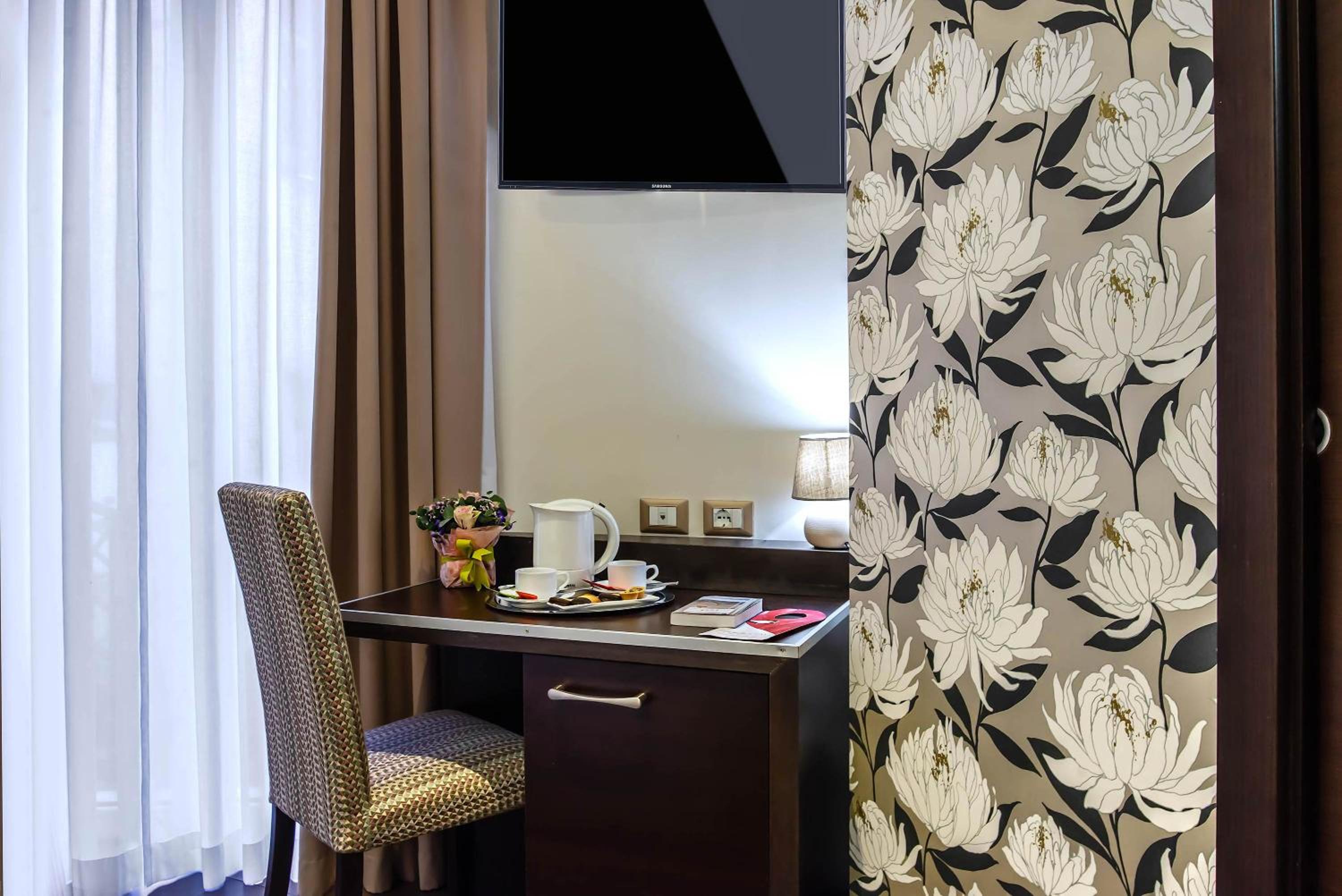 Deluxe King Room thumbnail 6
