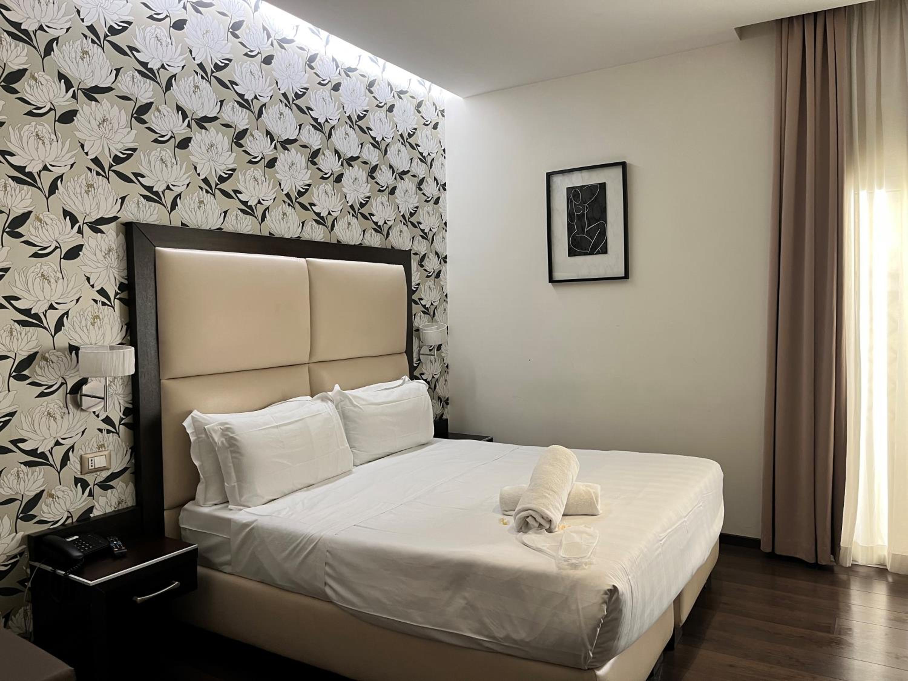 Deluxe Double or Twin Room thumbnail 6