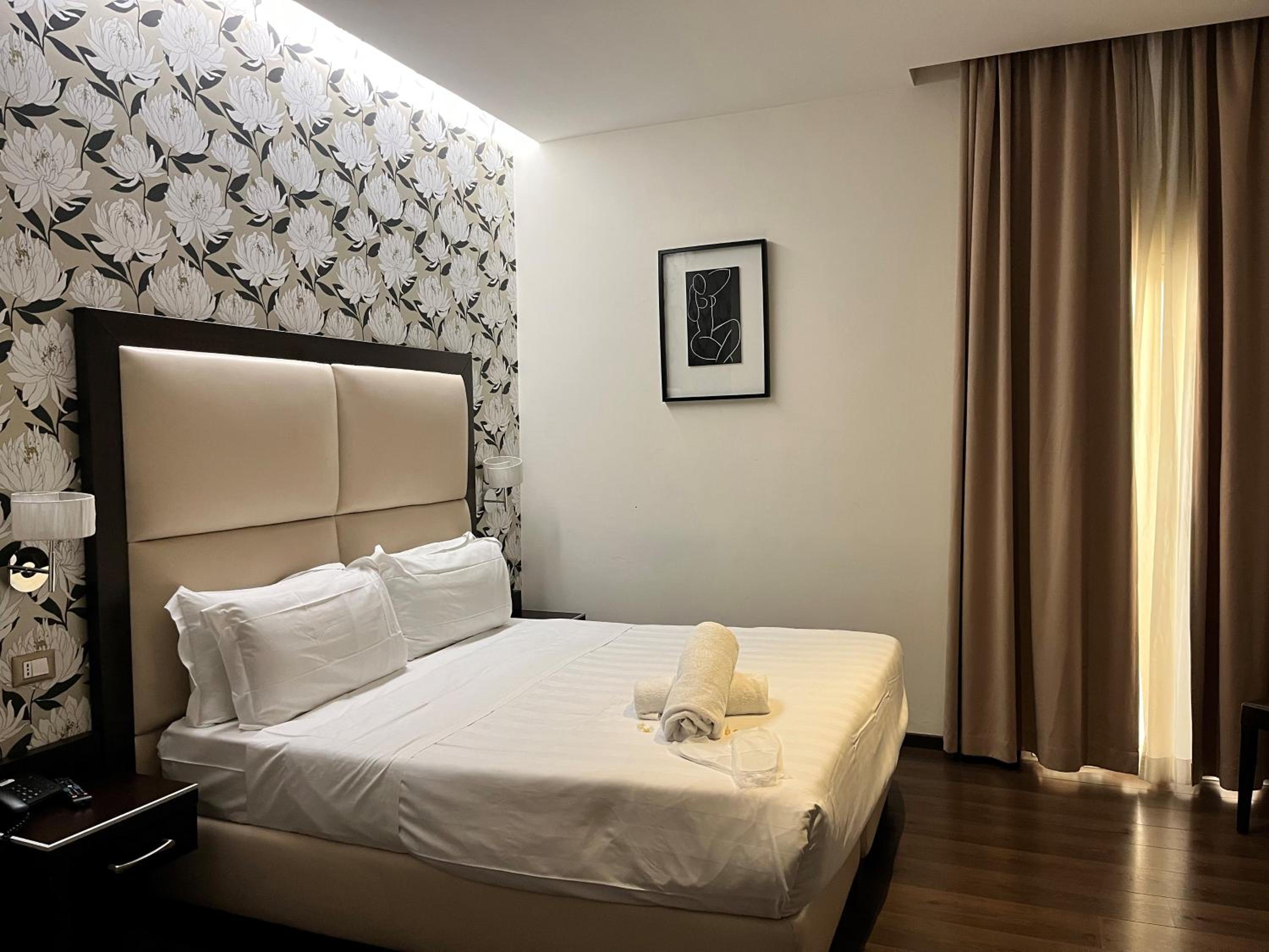 Deluxe Double or Twin Room thumbnail 5
