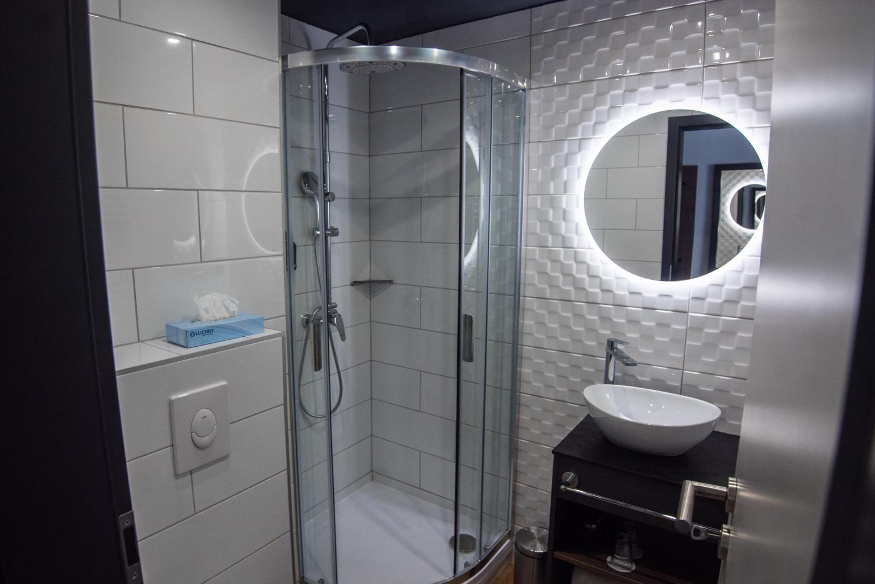 Standard Queen Room - Photo 8