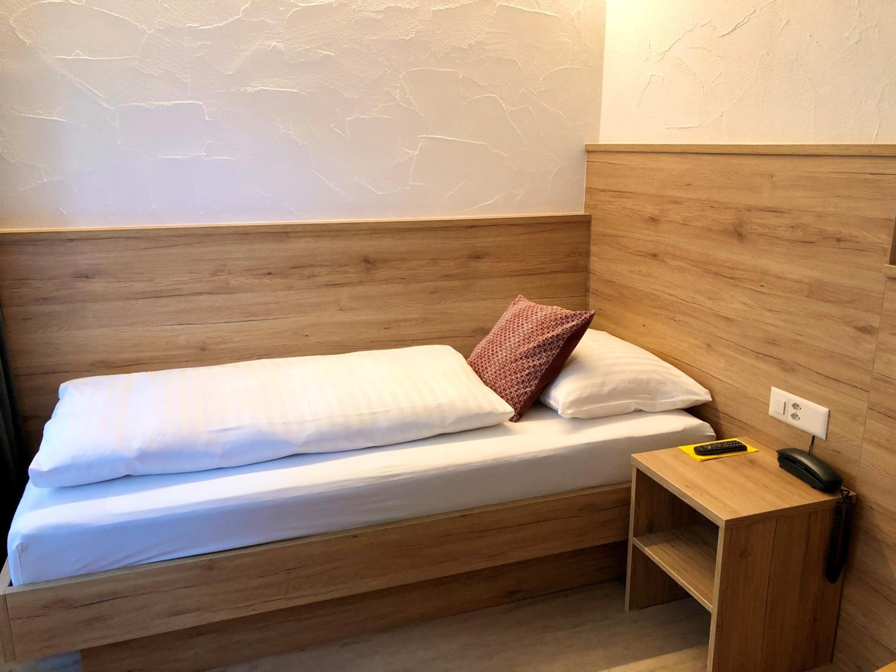 Room with 2 separate beds photo 2