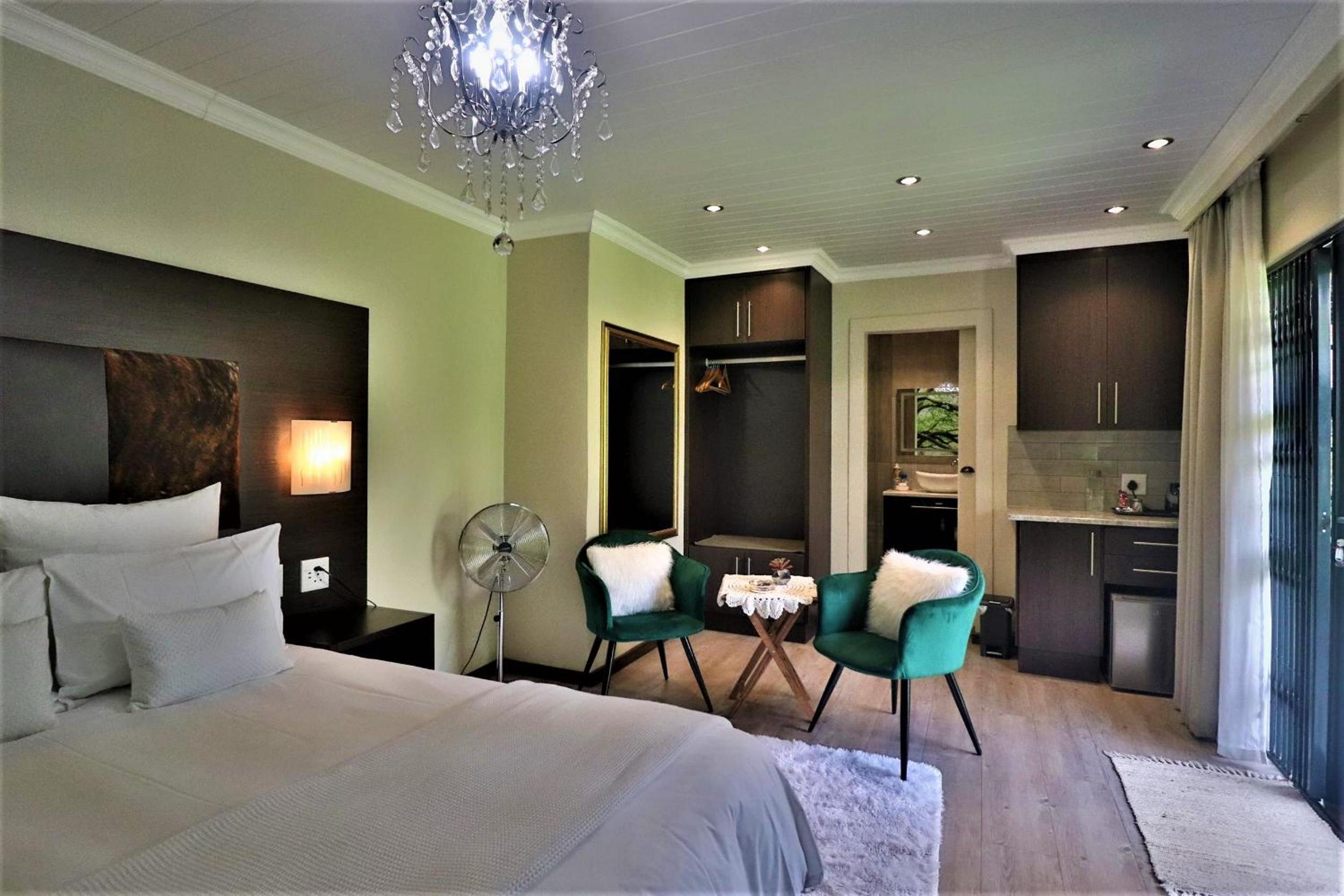 Deluxe Queen Suite photo 3