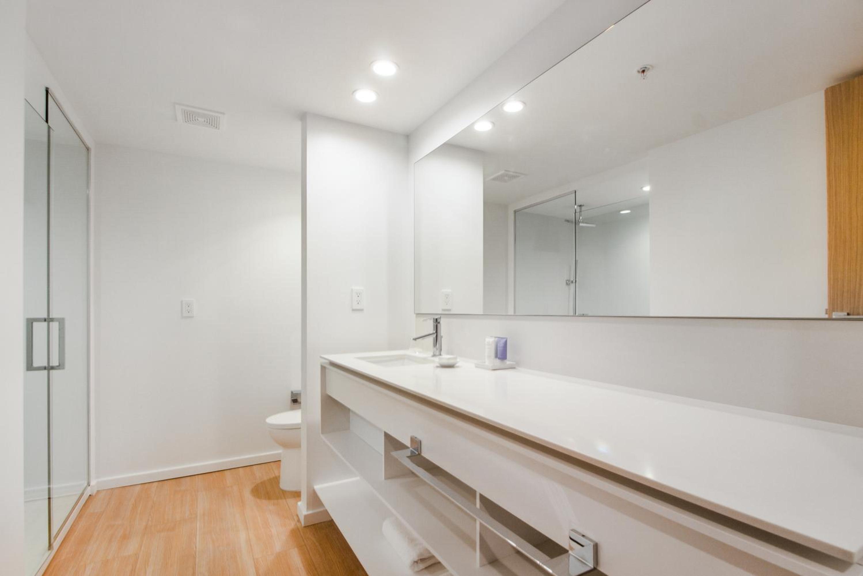 Deluxe Two Bedroom Apartment - Photo 13