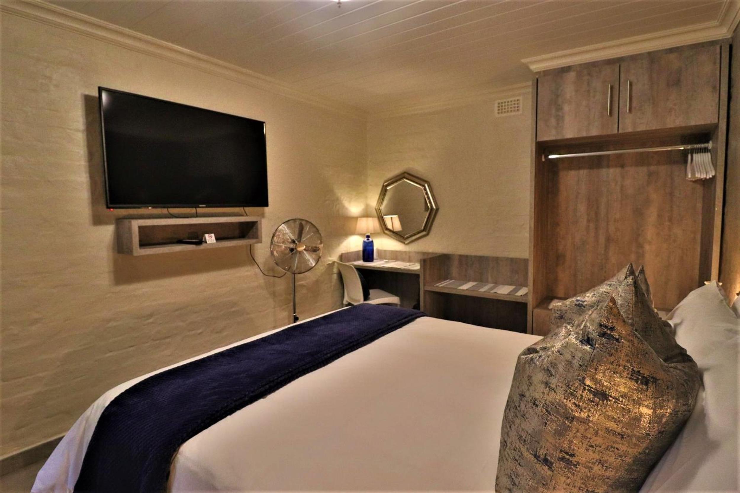 Standard Queen Room photo 3