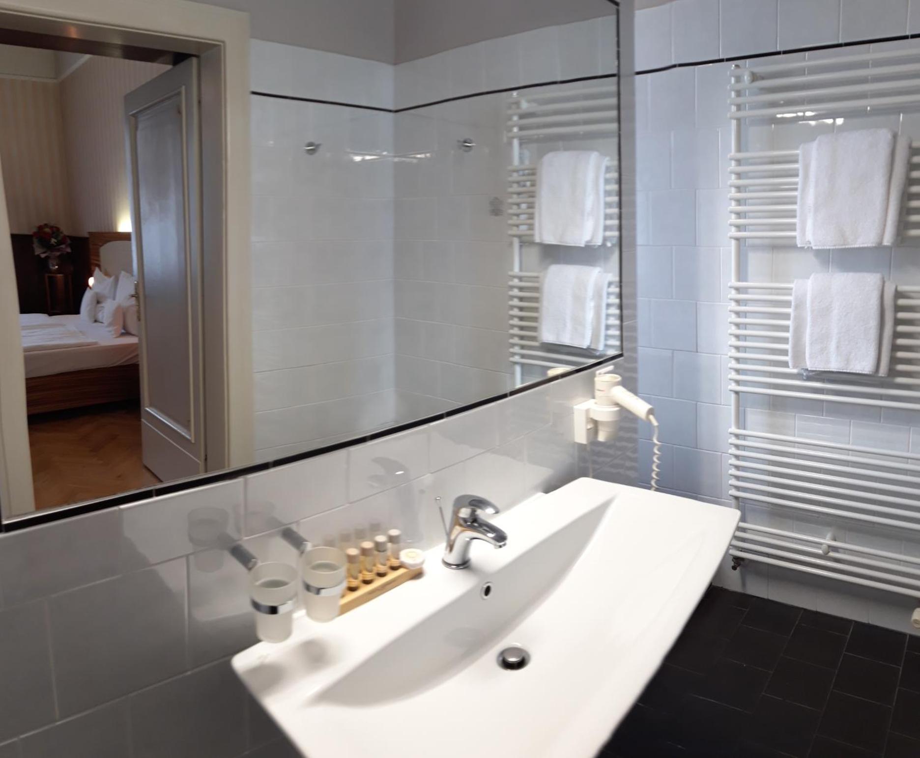 Deluxe Double or Twin Room with Spa Bath photo 3