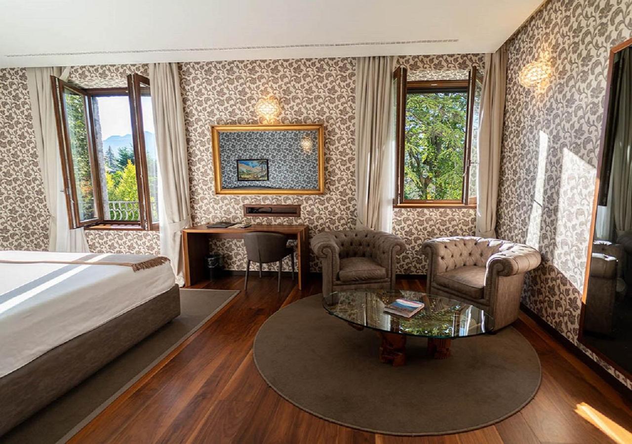 Junior Suite with partial Lake view photo 2