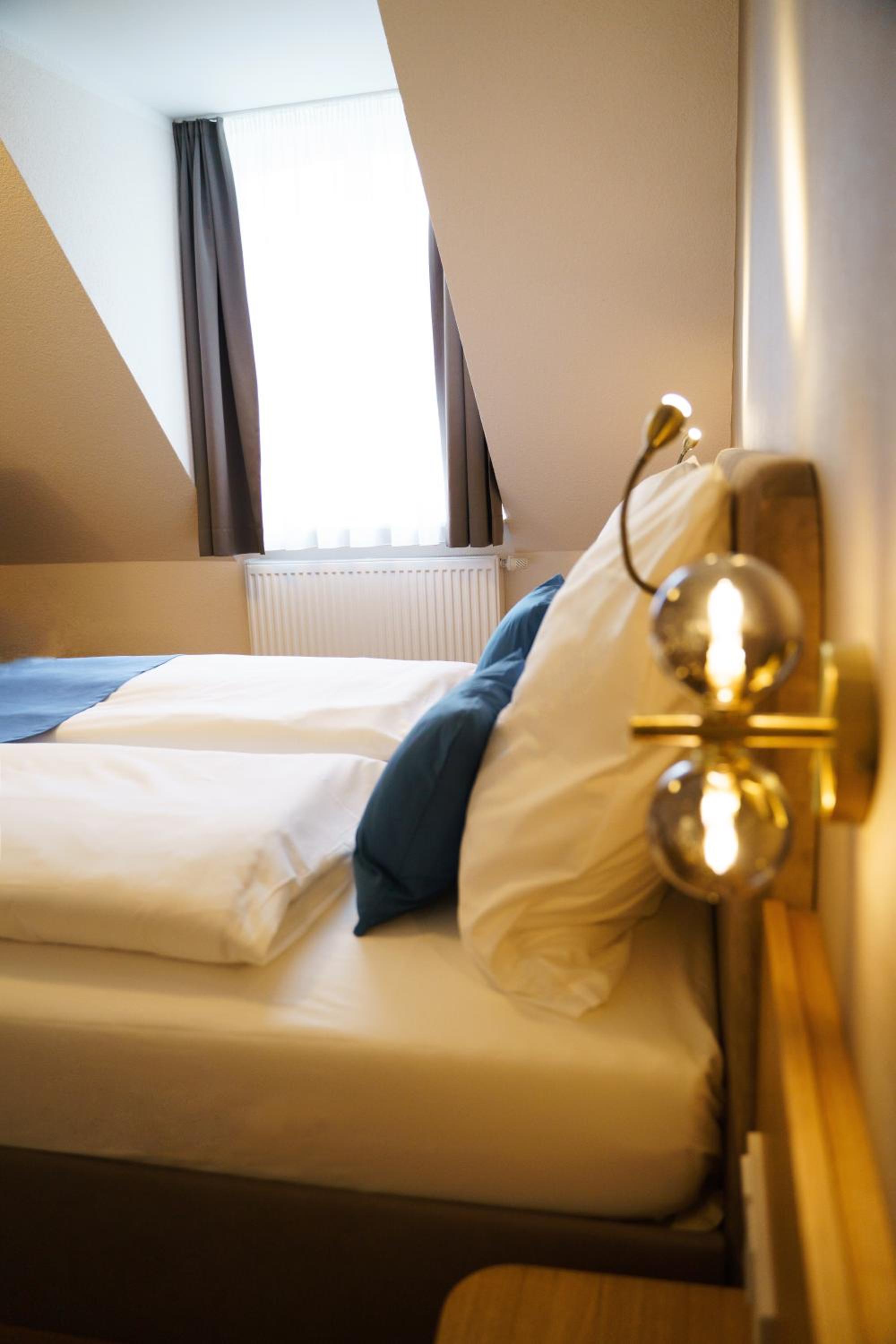 Deluxe Double Room - Photo 8