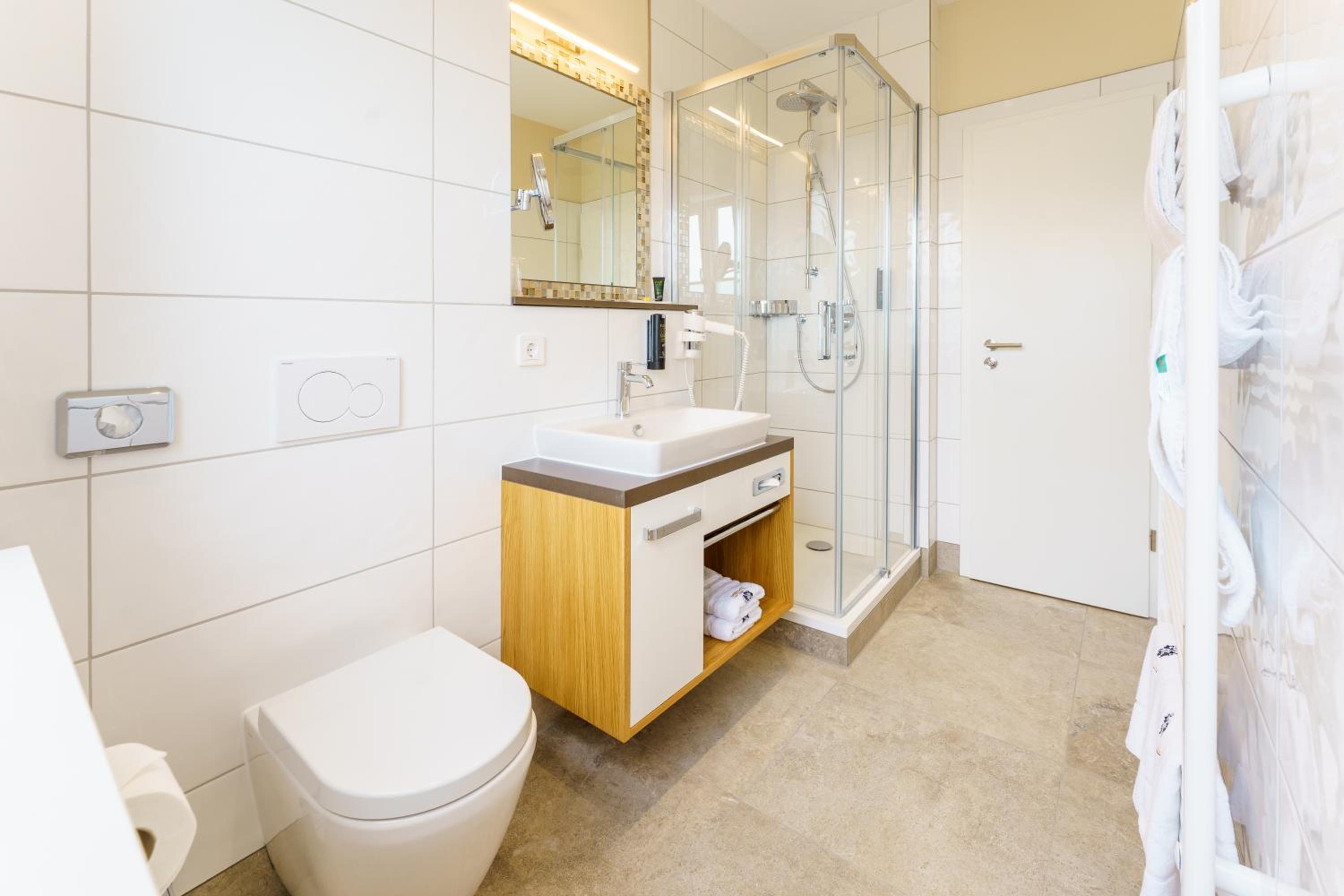 Double Room with Lake View - Photo 8