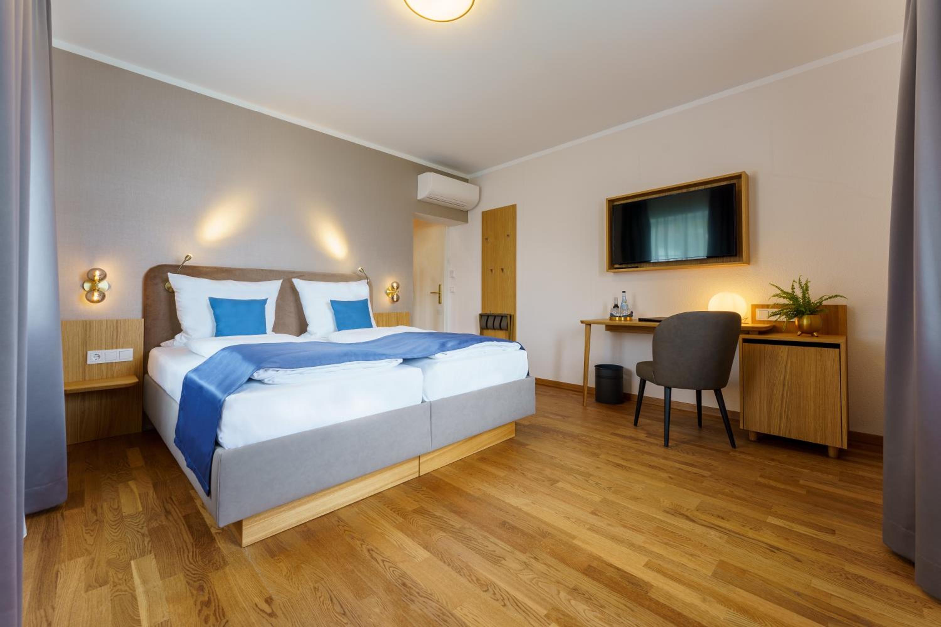 Double Room with Lake View - Photo 6