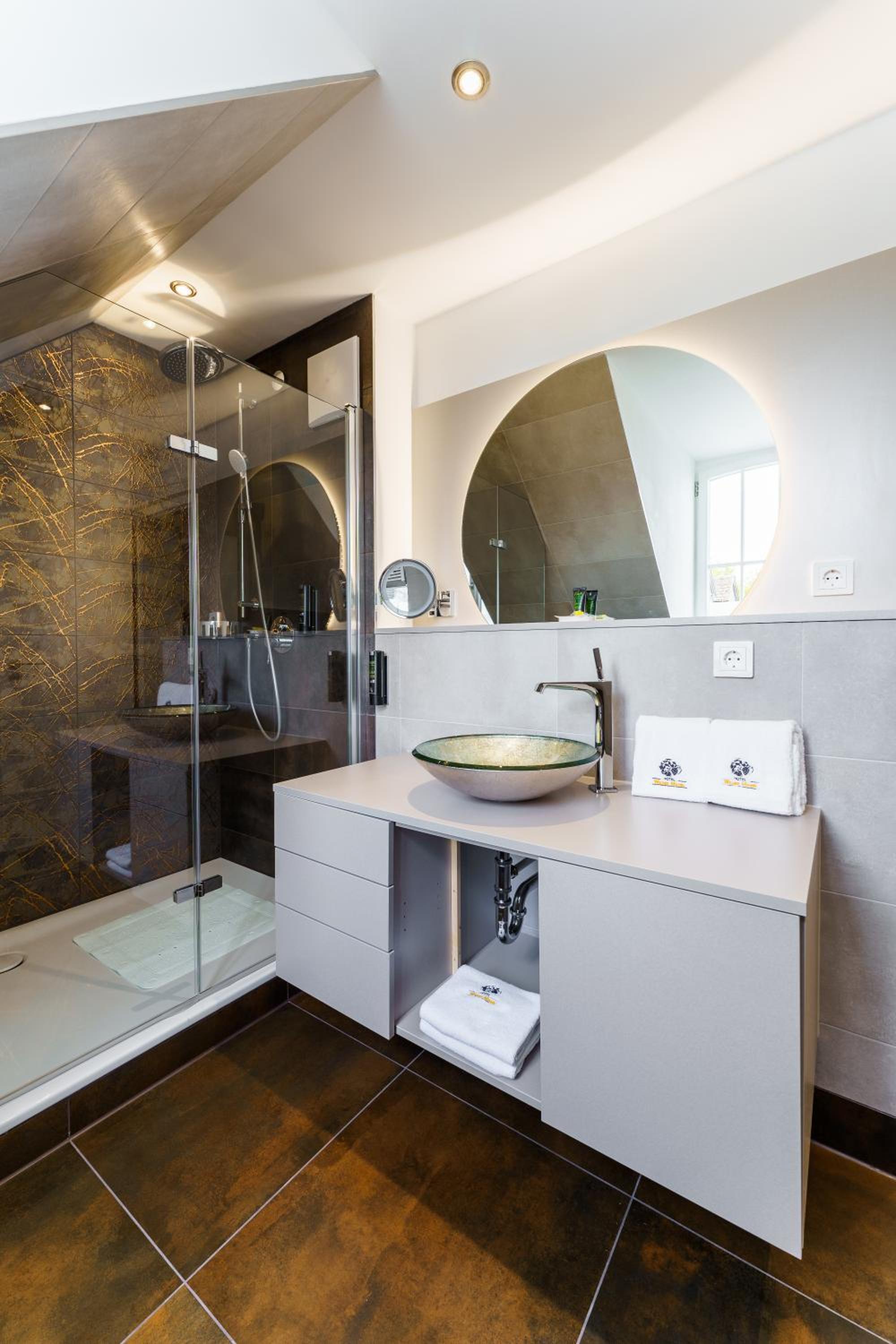 Suite with Lake View - Photo 21