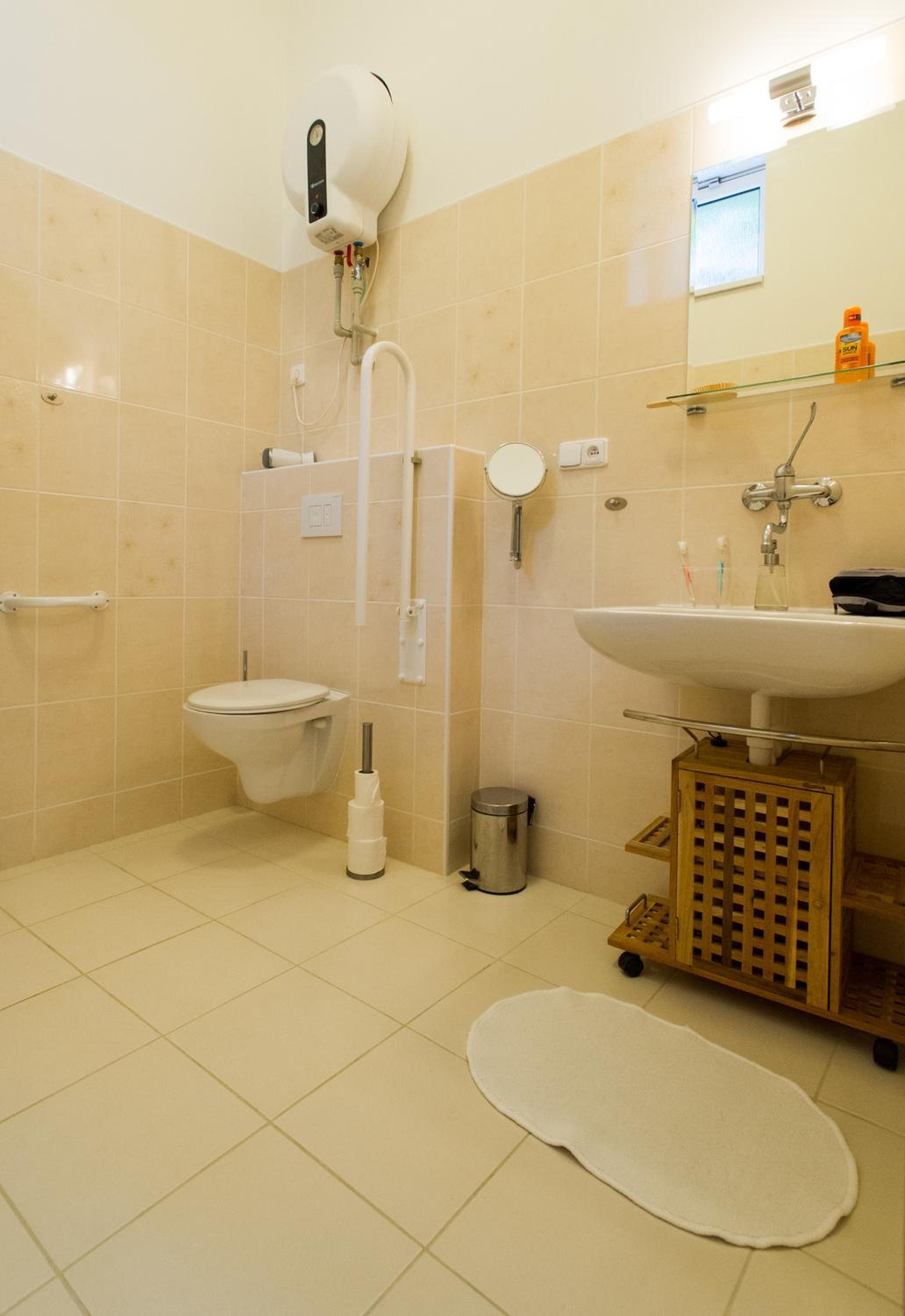 King Room with Roll-In Shower - Disability Access photo 3