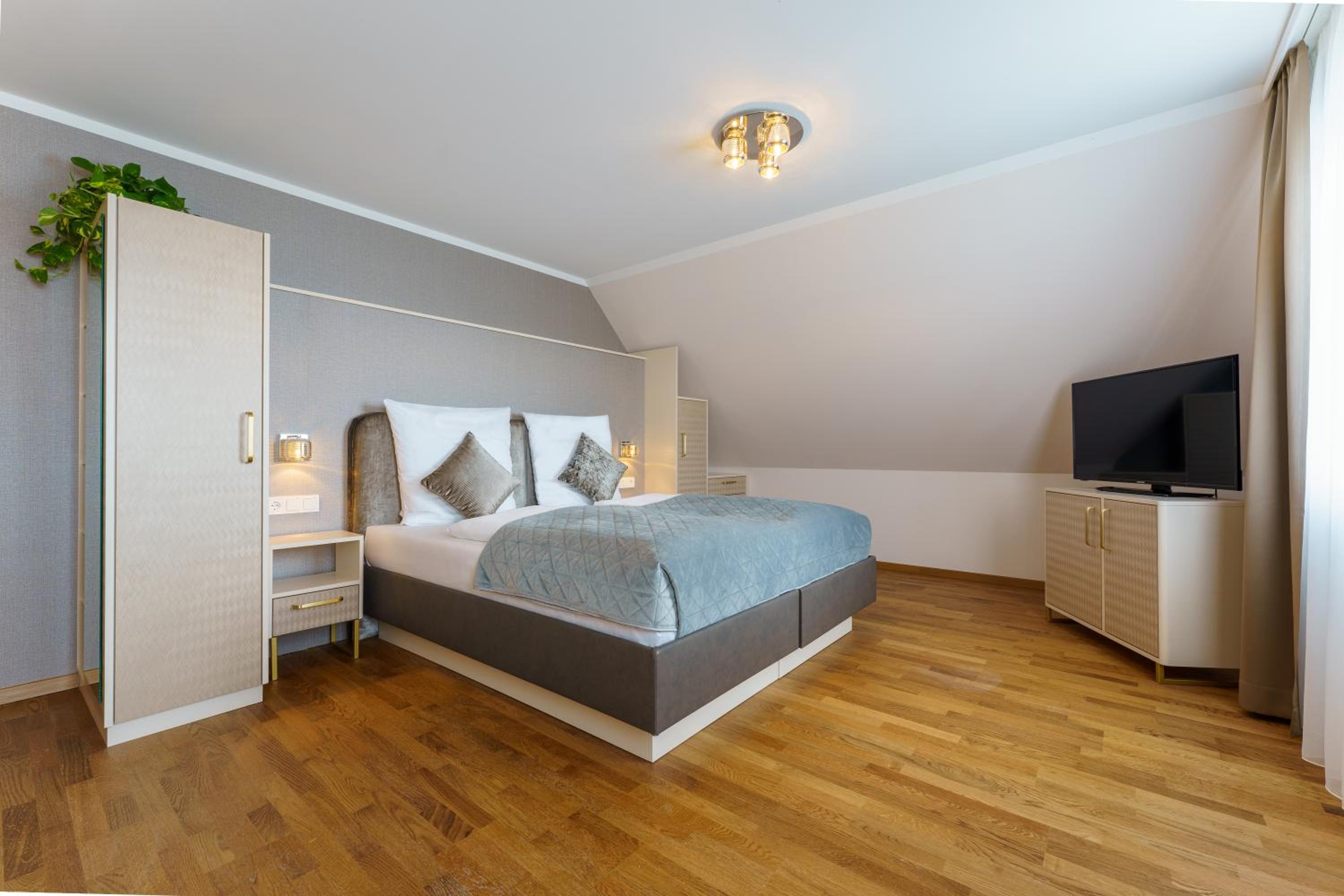 Suite with Lake View - Photo 12