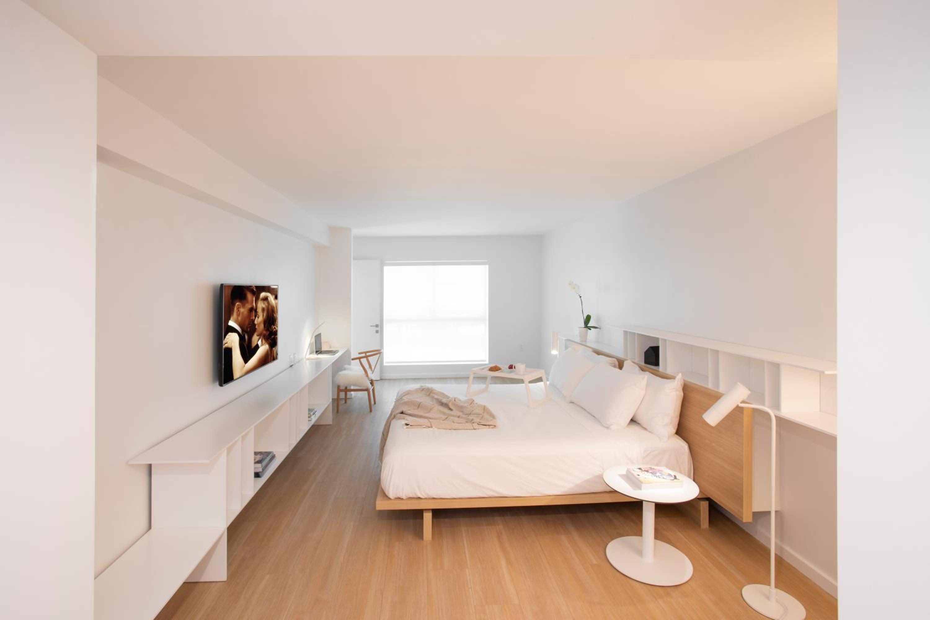 Deluxe One Bedroom King	 - Photo 2