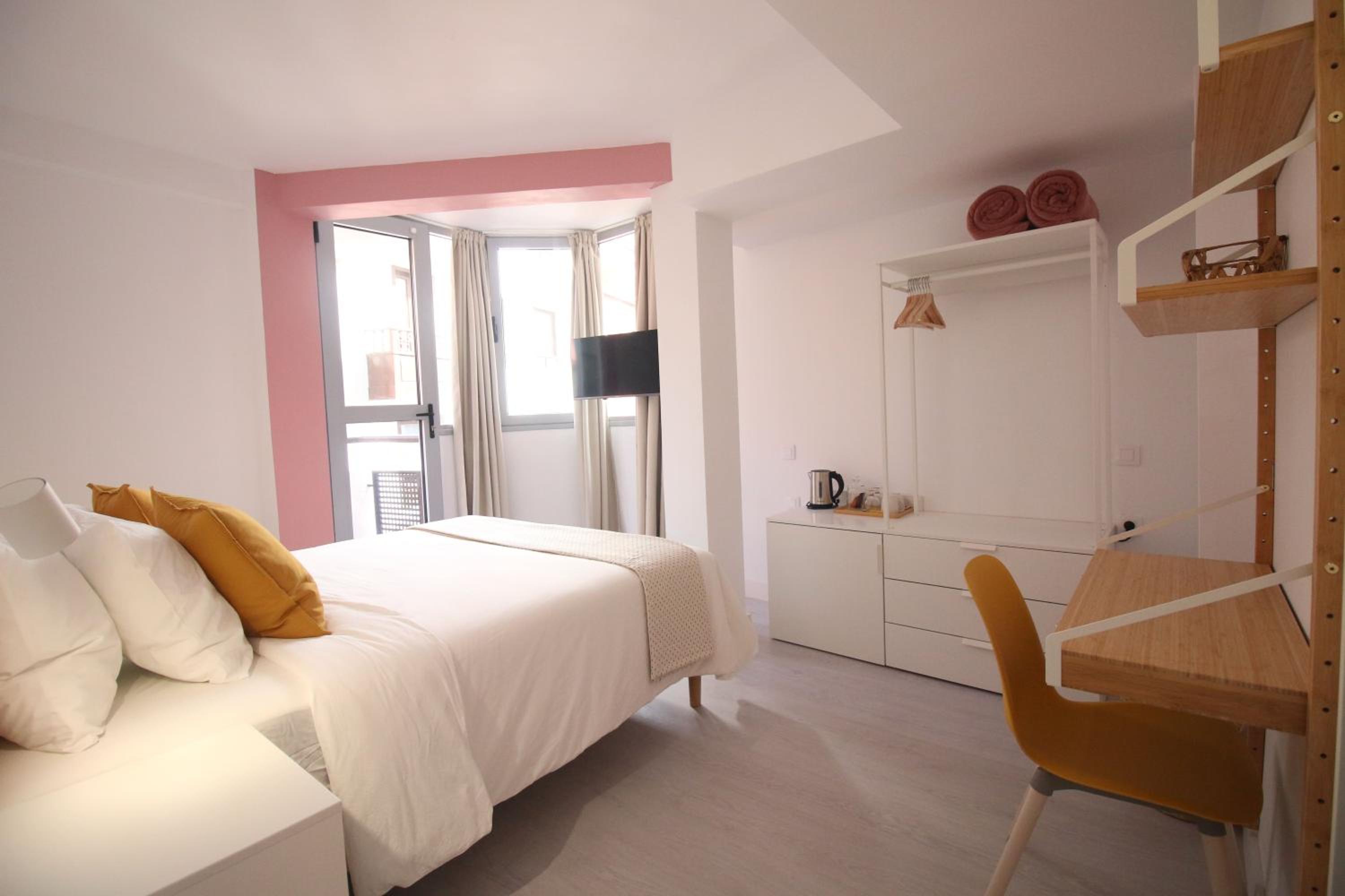 Double Room with Balcony - Photo 3